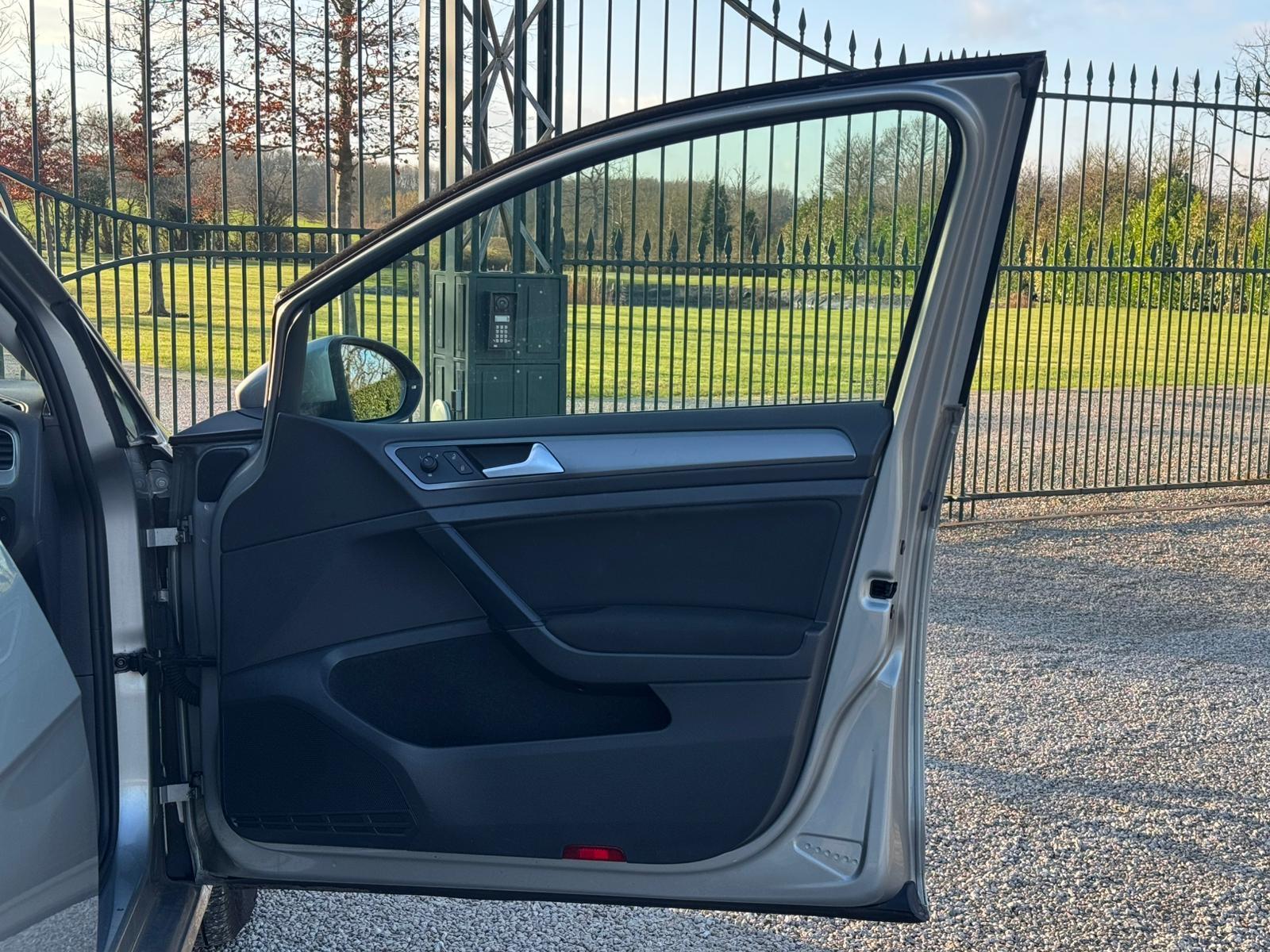 2013 Volkswagen Golf image 9