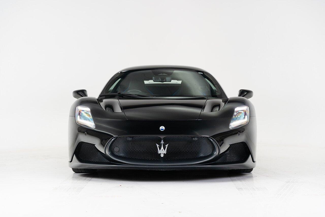 Maserati MC20 view 13