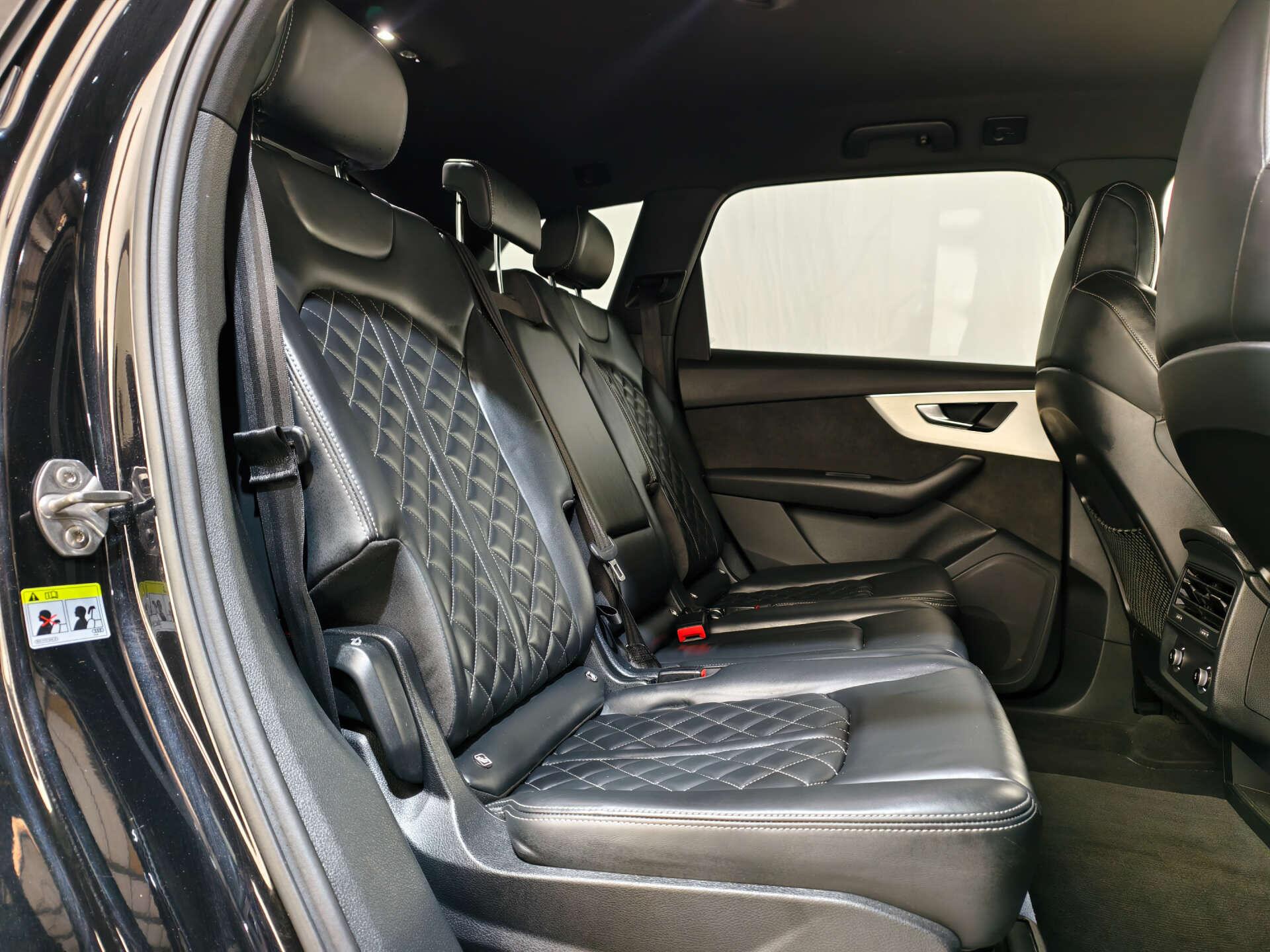 Audi SQ7 view 24