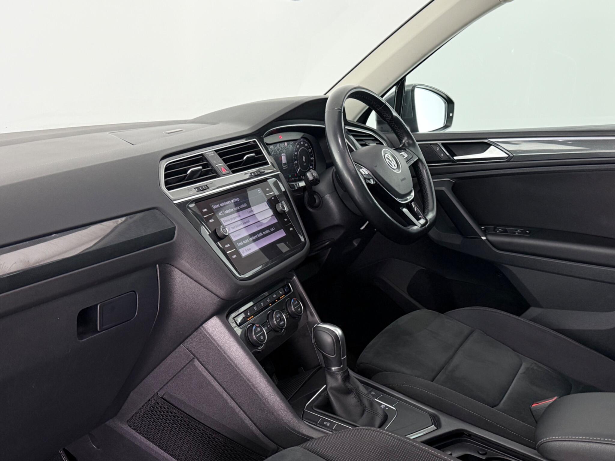 Volkswagen Tiguan view 4