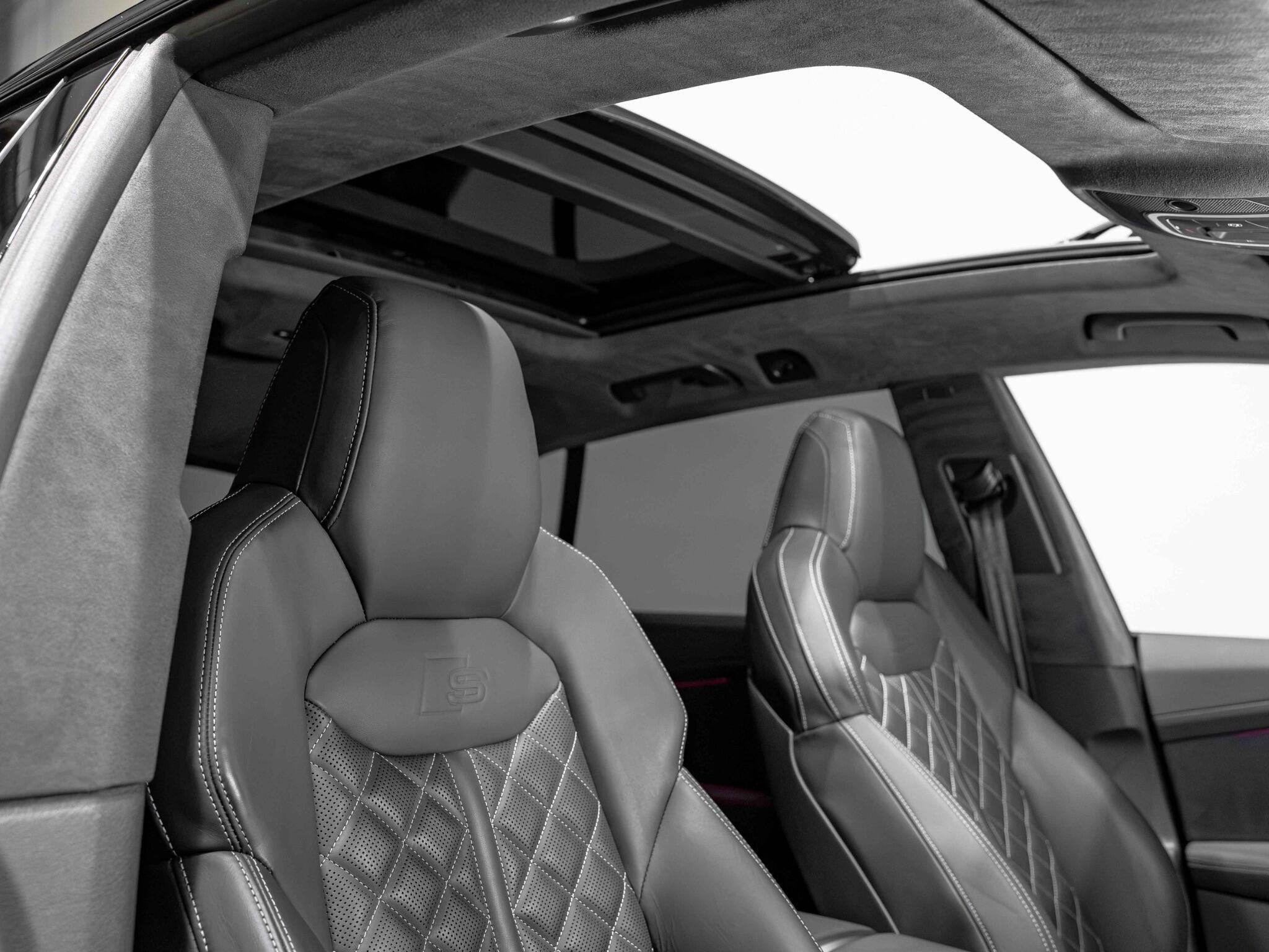 Audi SQ8 view 3