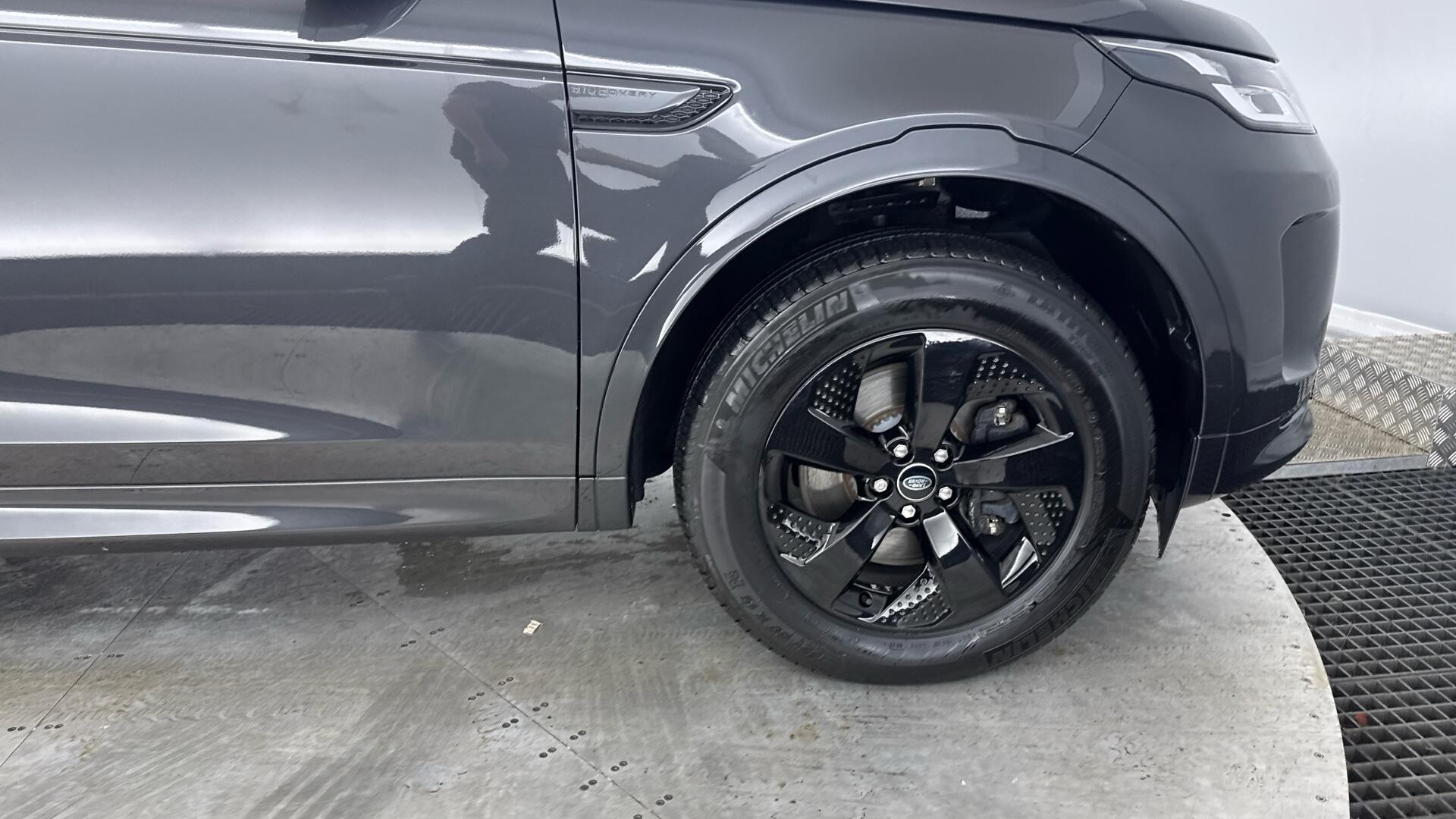 Land Rover Discovery Sport view 24