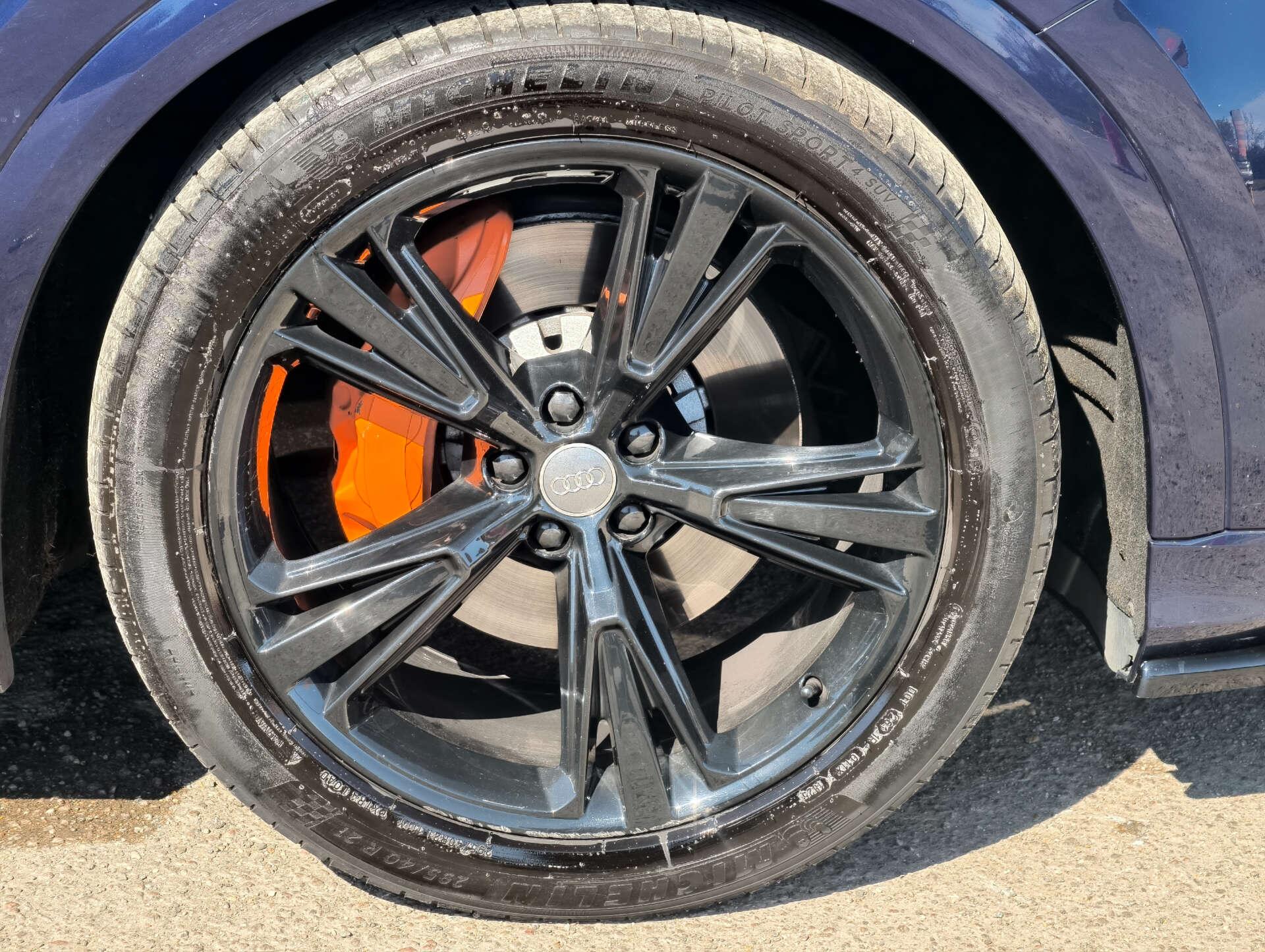 Audi Q8 view 24
