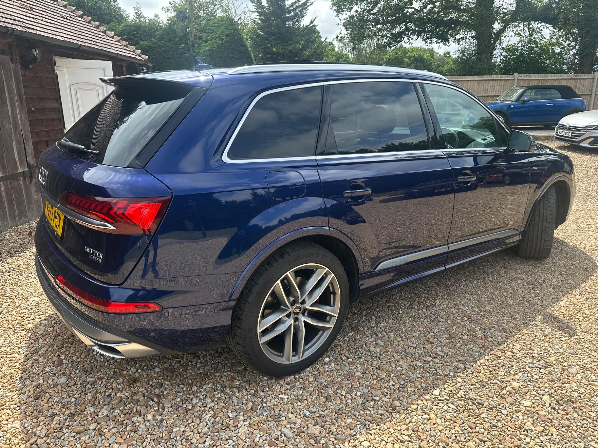 Audi Q7 view 6