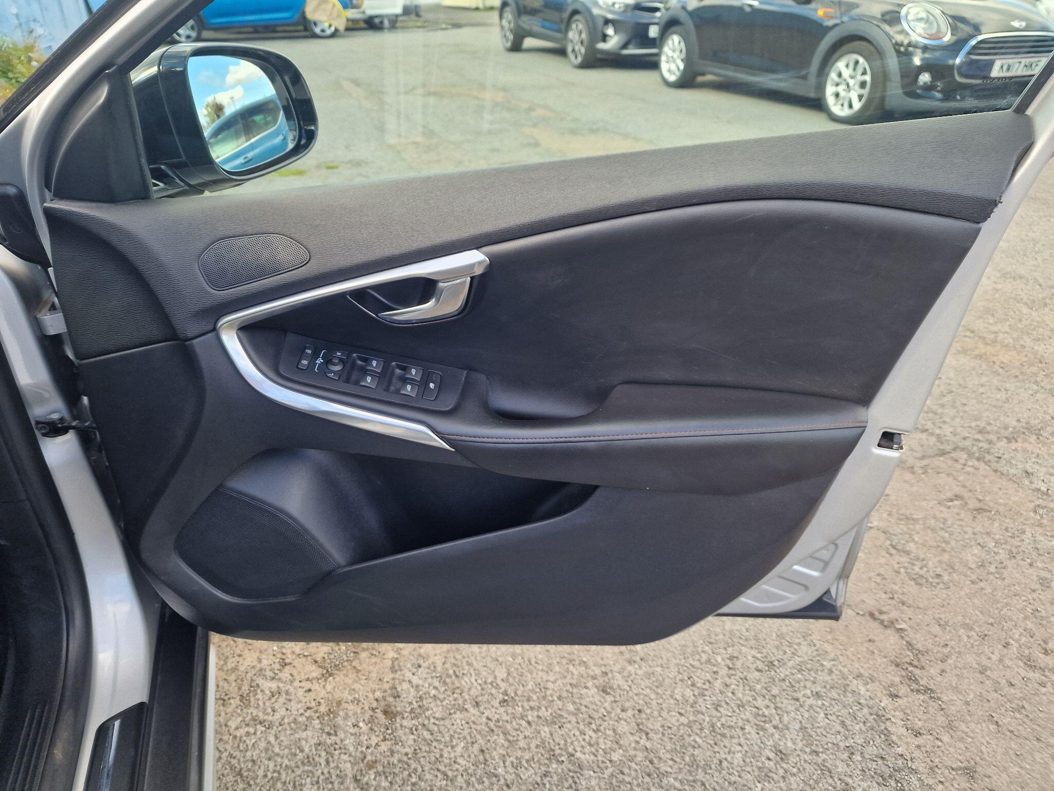Volvo V40 Cross Country view 41