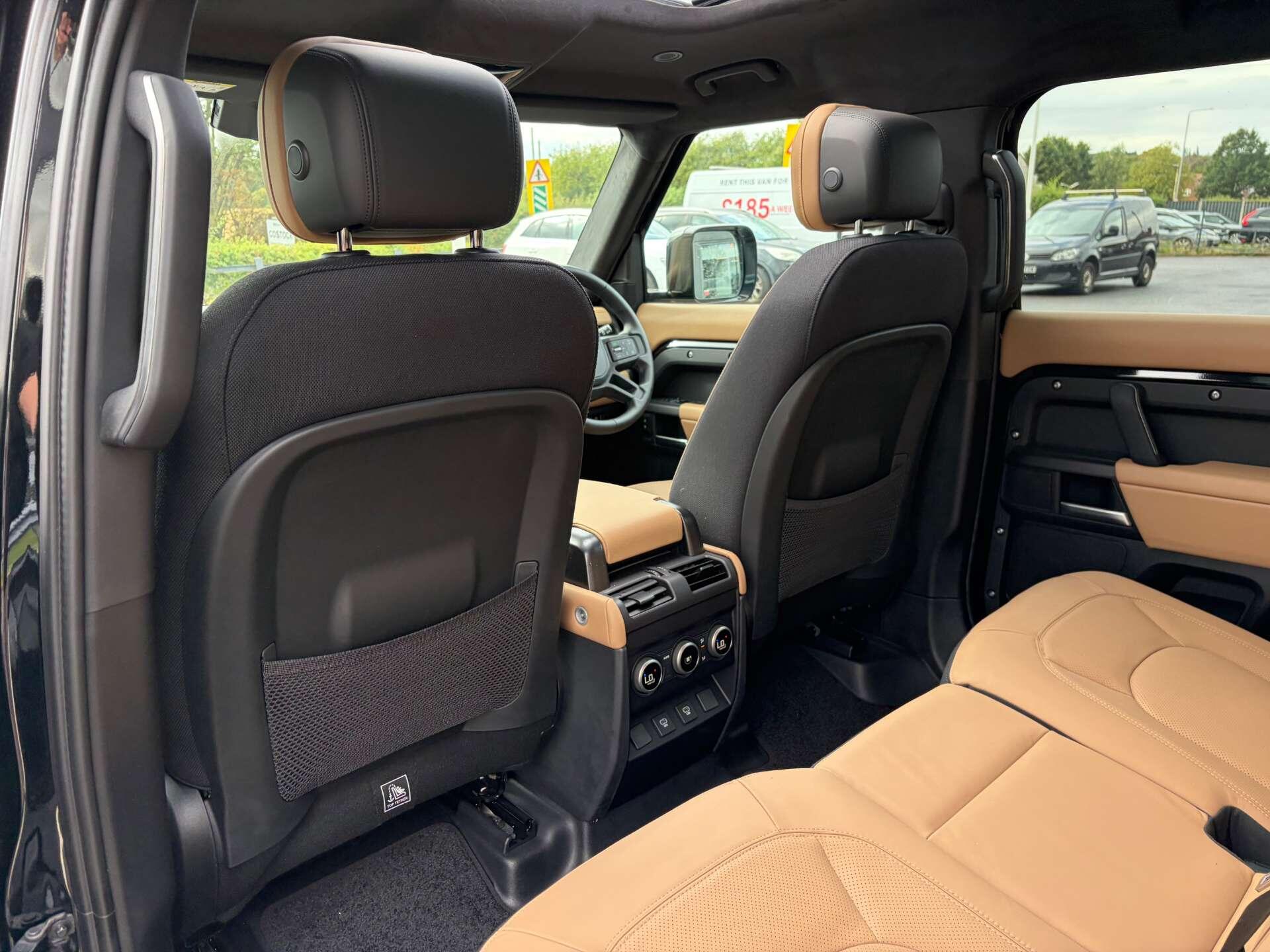 Land Rover Defender 110 view 22
