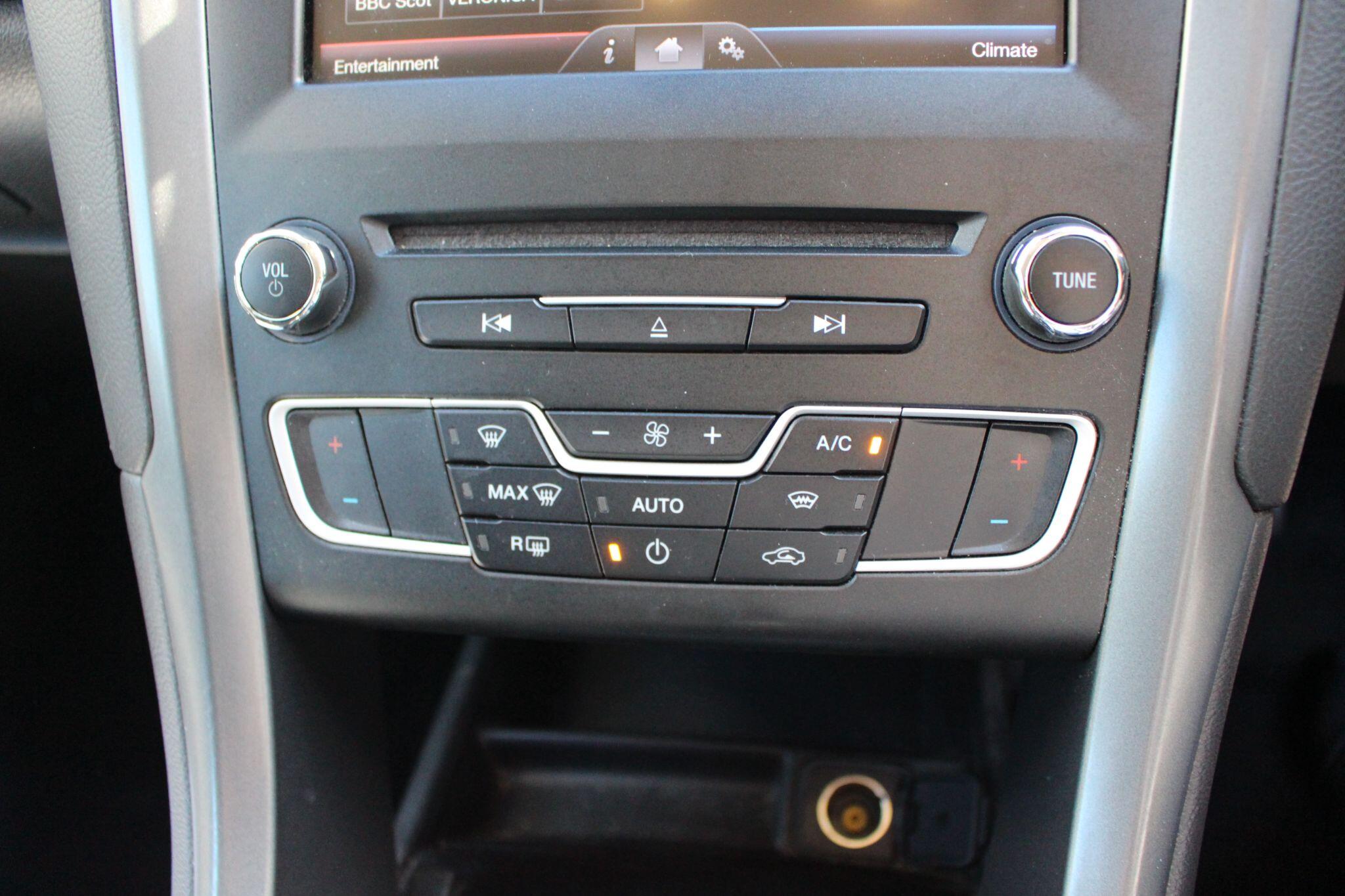 Ford Mondeo view 35