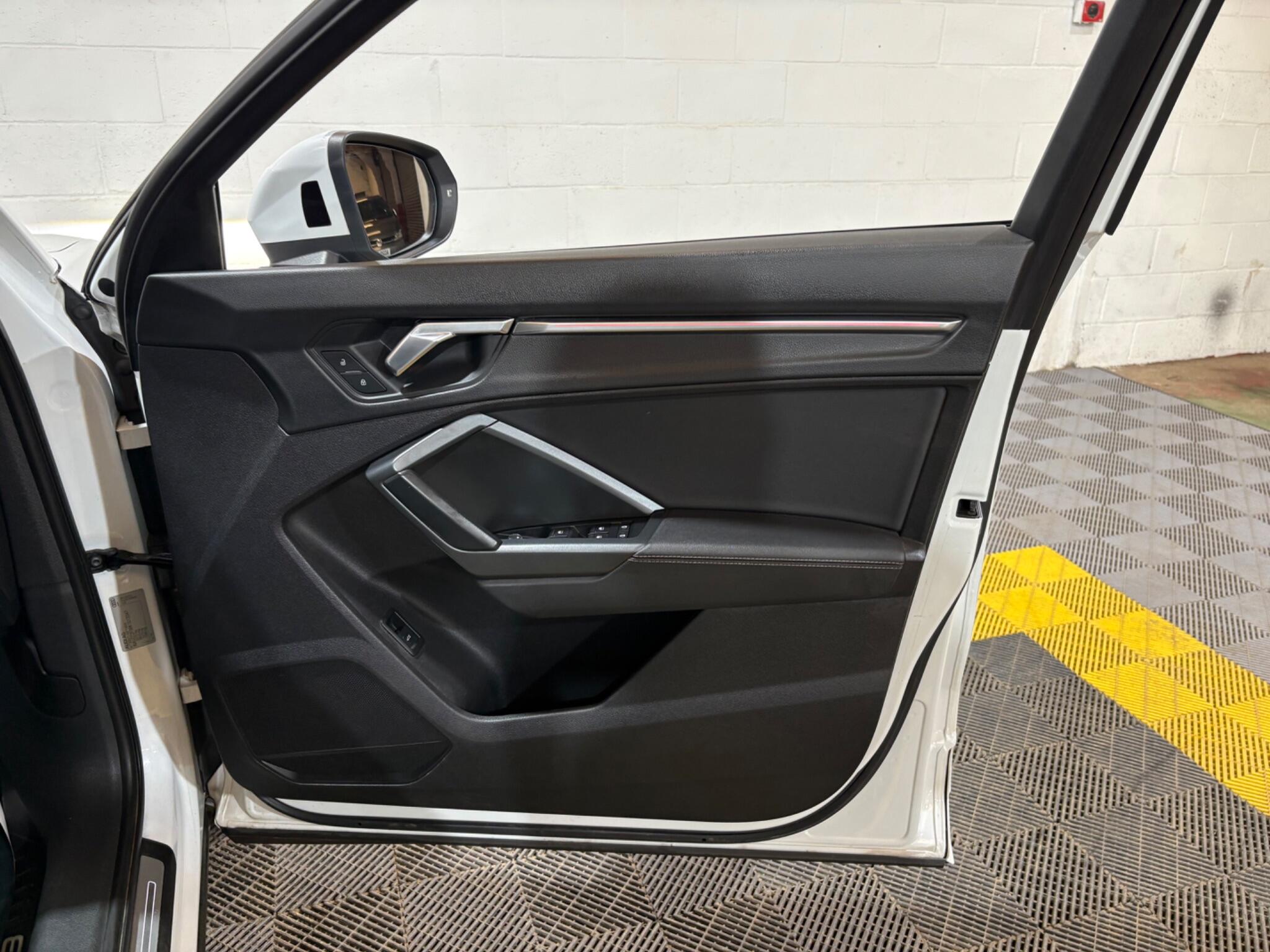 Audi Q3 view 40