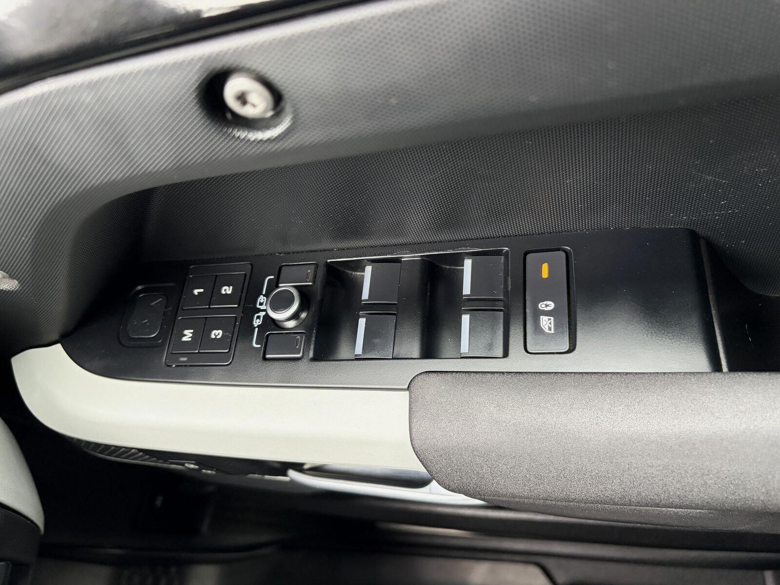 Land Rover Defender view 43