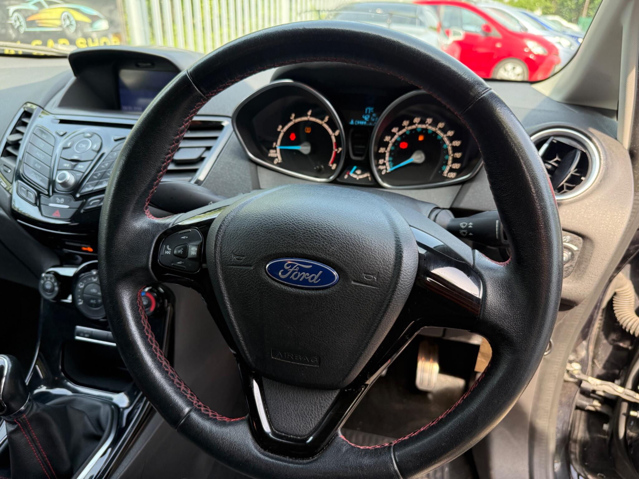 2016 Ford Fiesta image 38