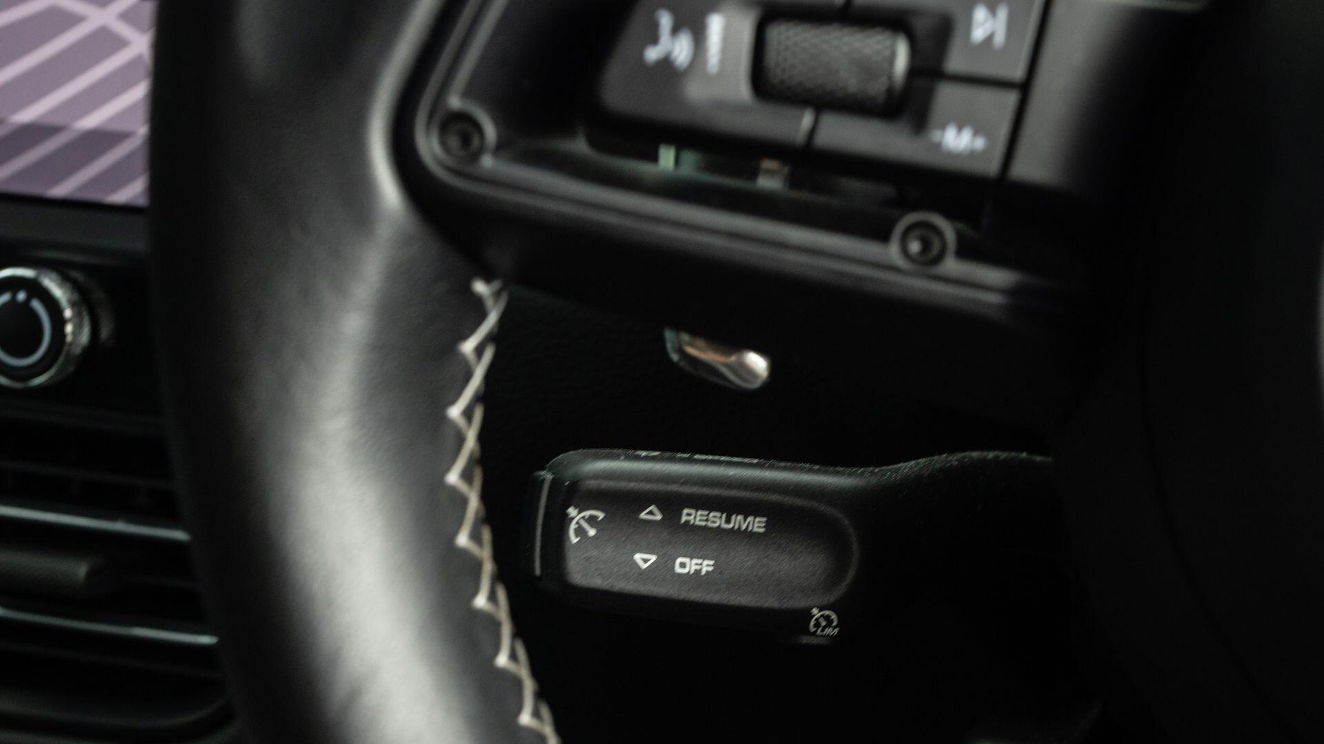 Porsche Macan view 12