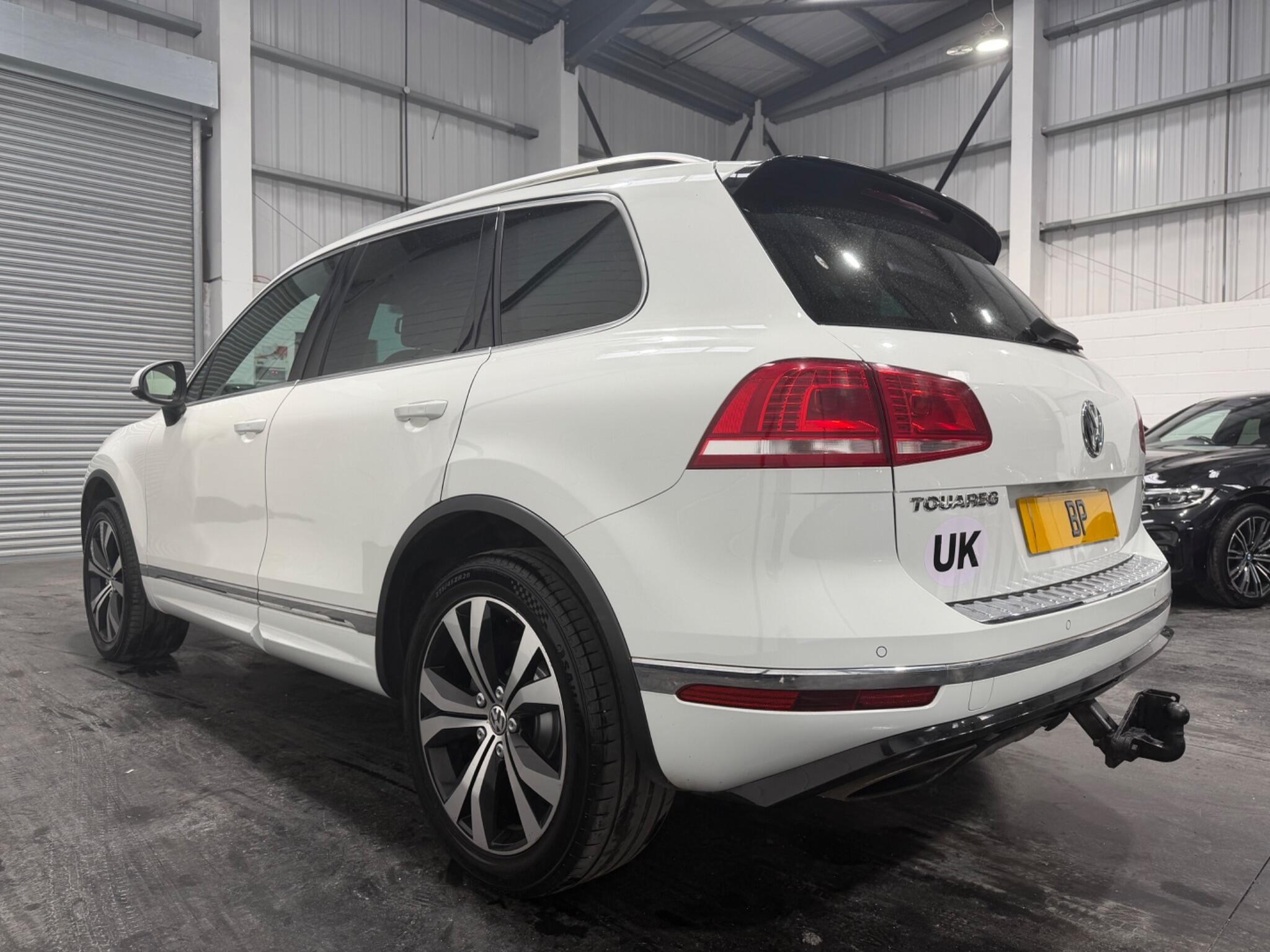 Volkswagen Touareg view 4