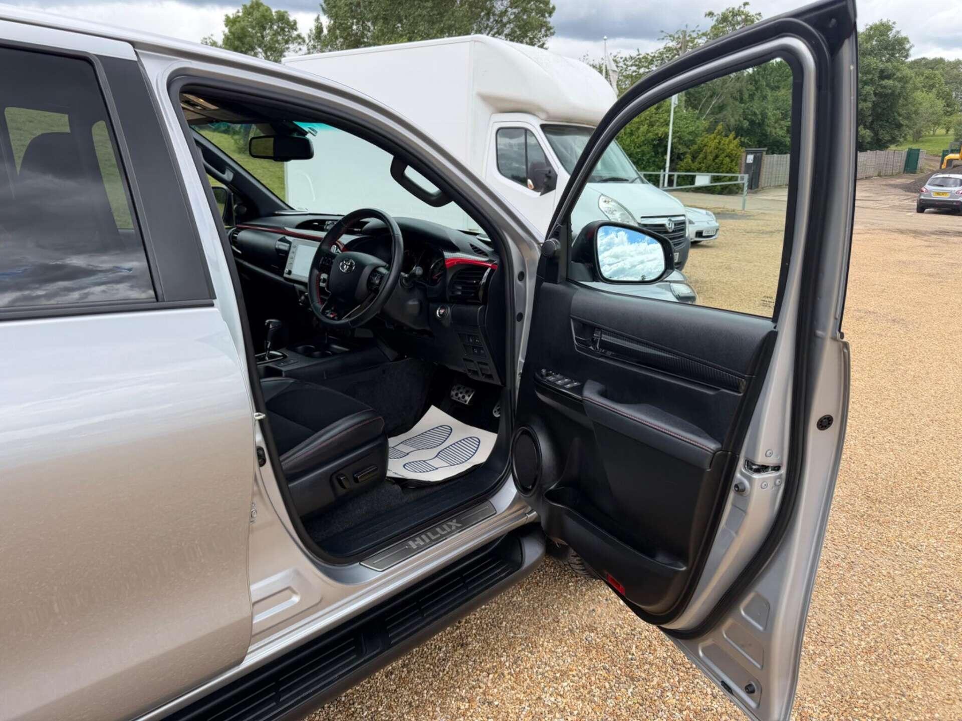 Toyota Hilux view 21