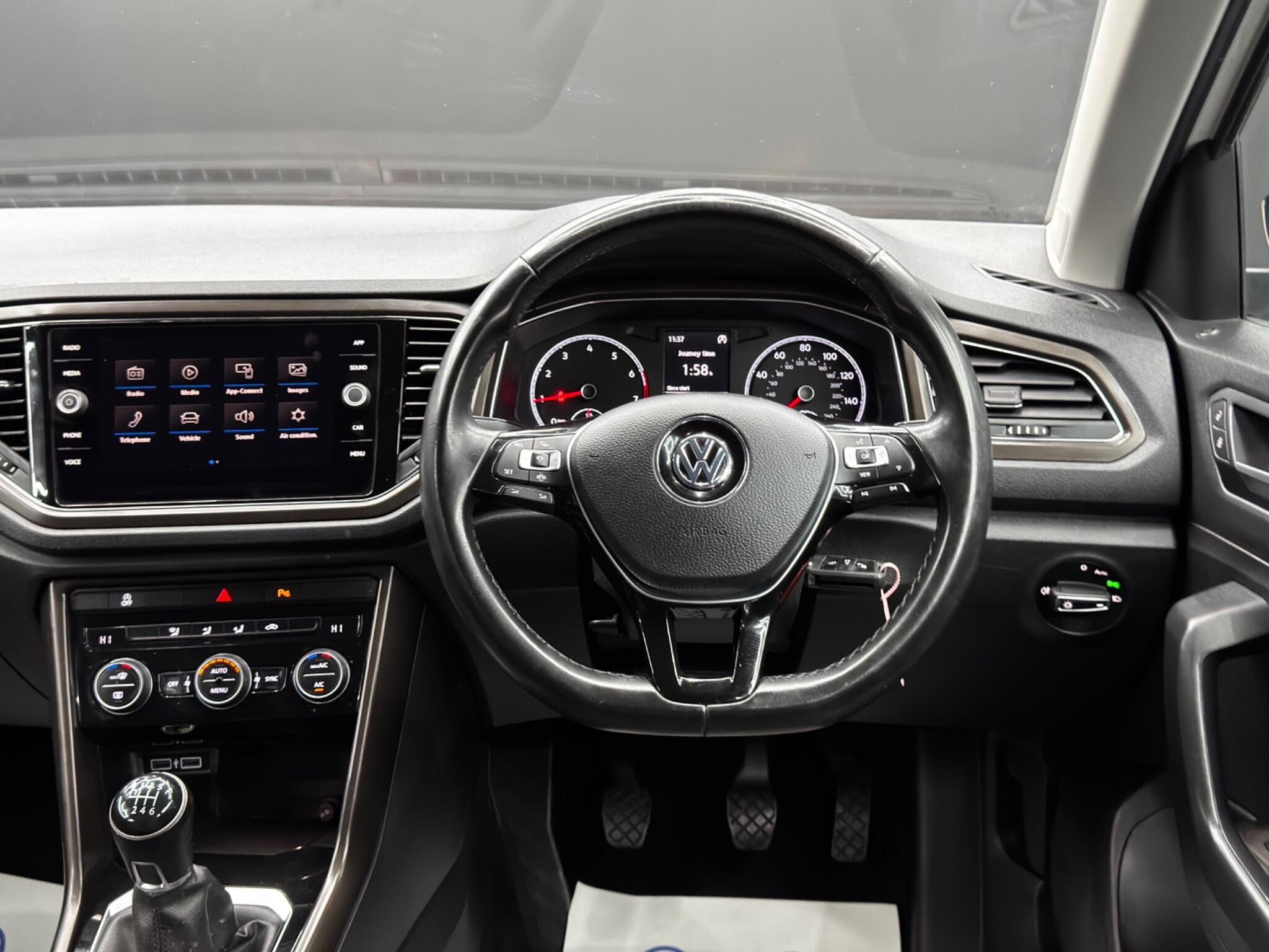 Volkswagen T-Roc view 18