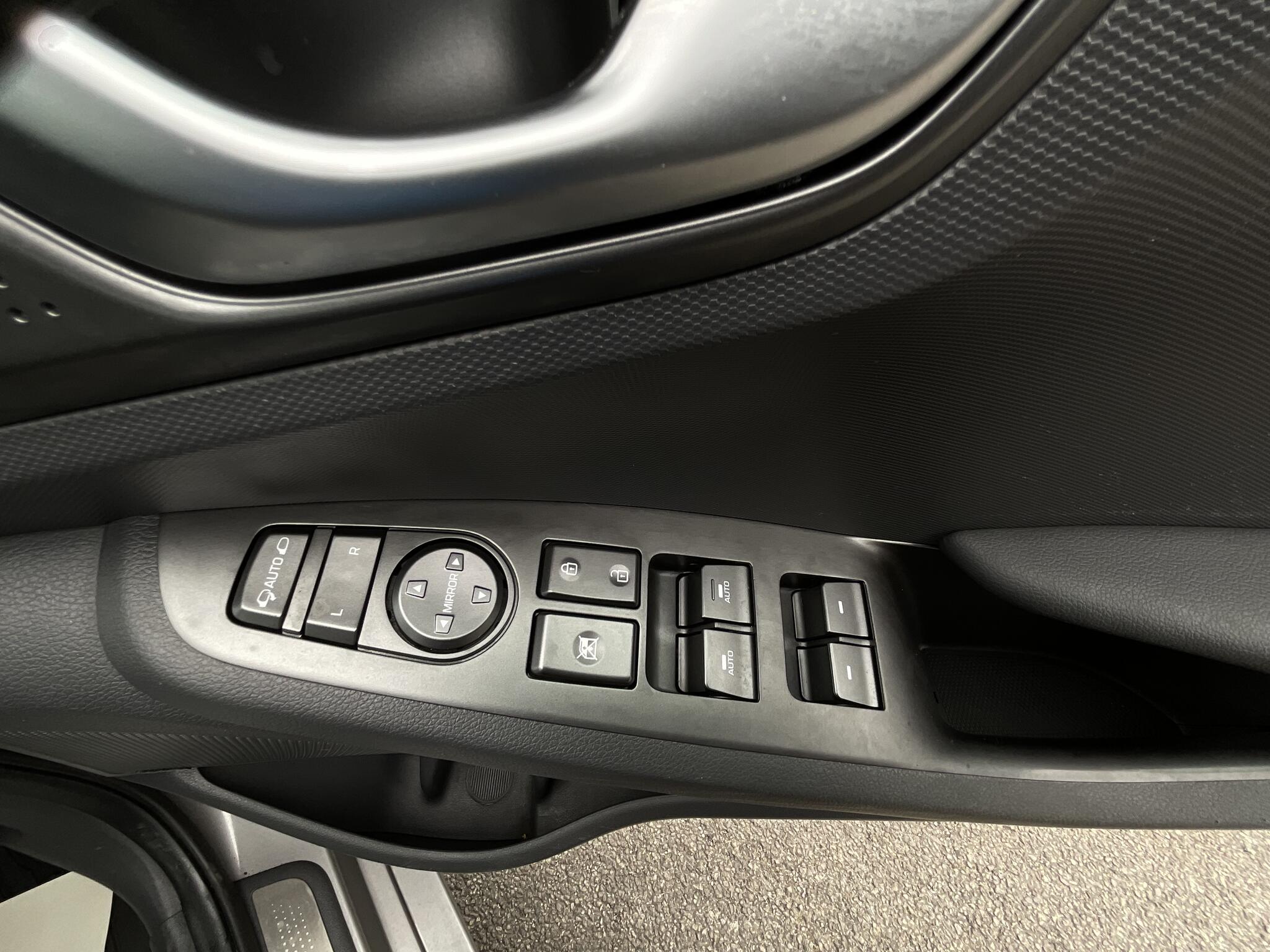 Hyundai Ioniq view 34