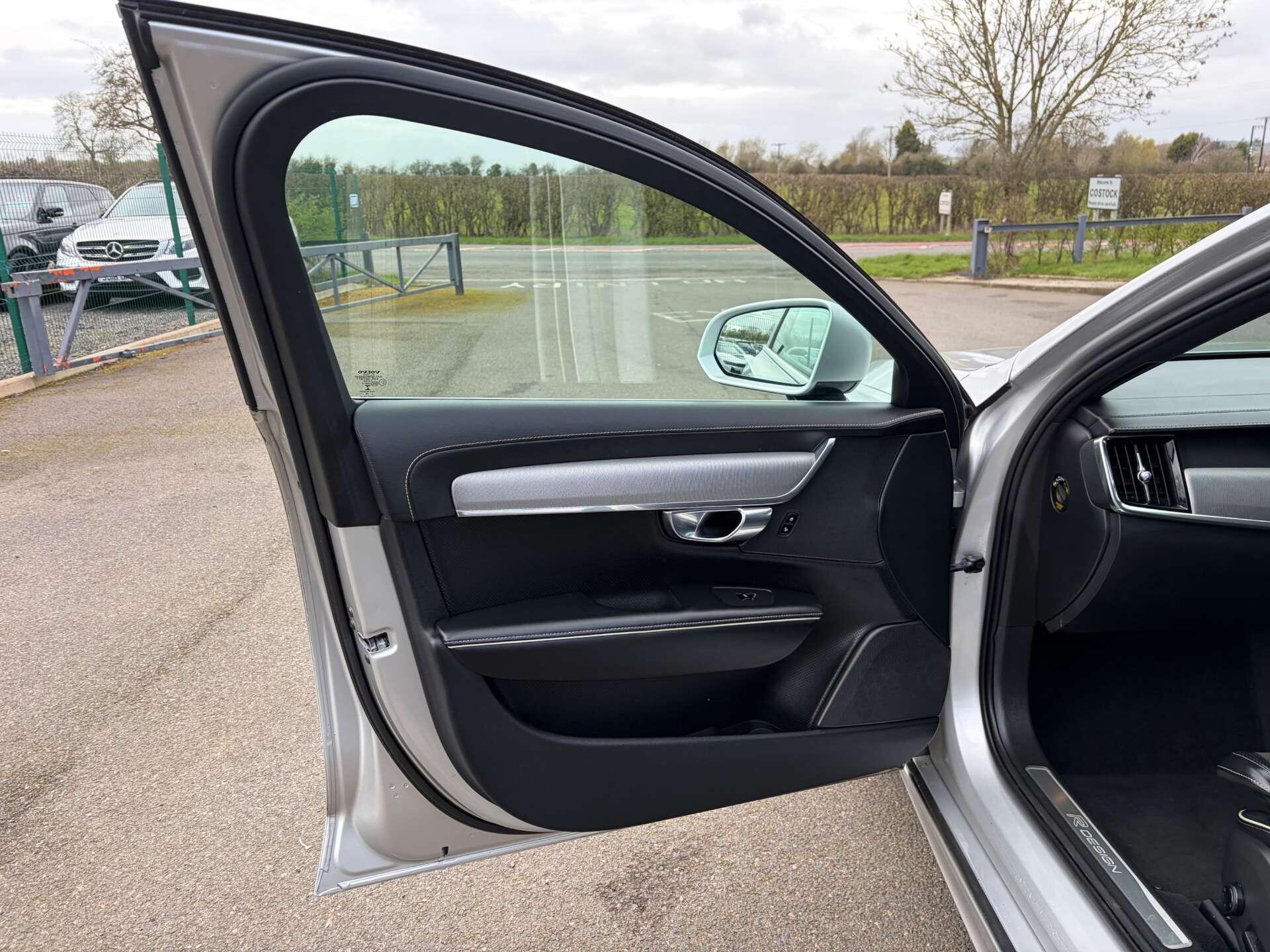 Volvo S90 view 14