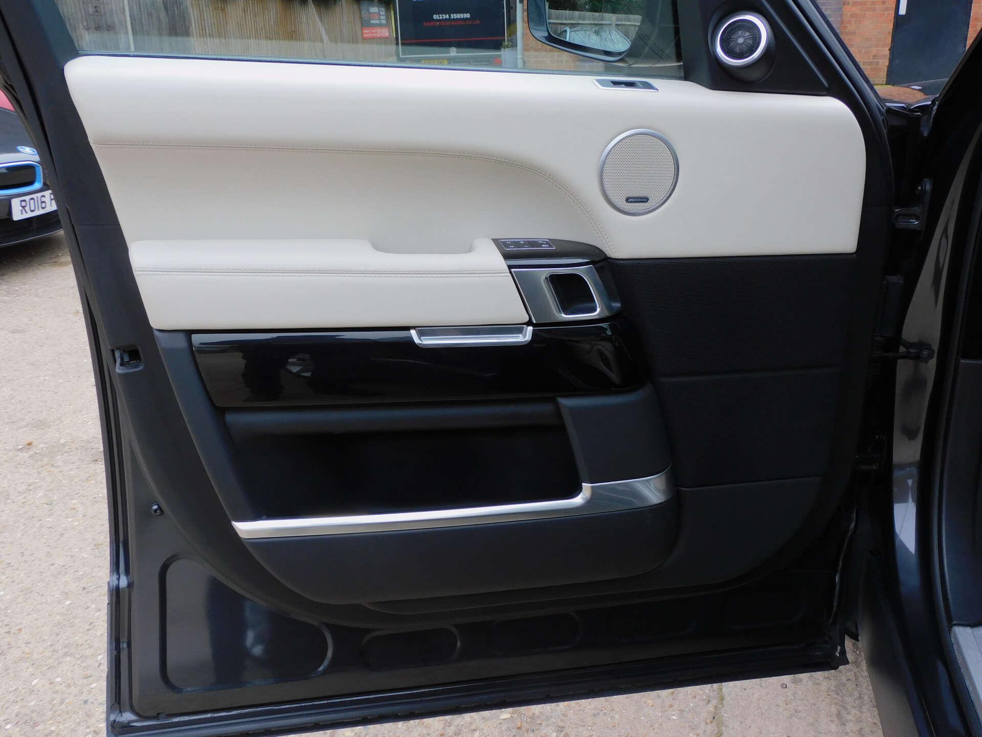 Land Rover Range Rover view 47