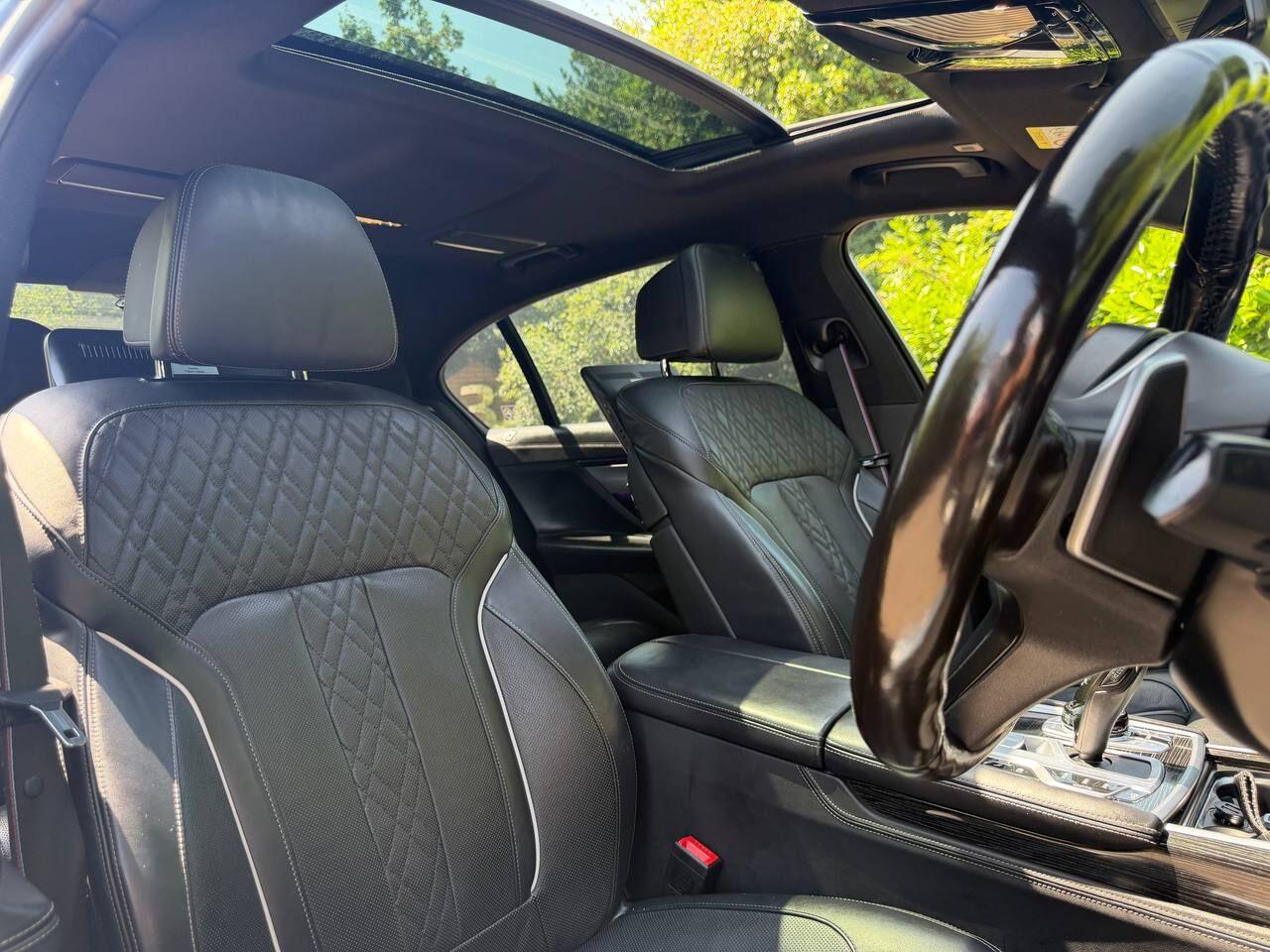 BMW 7 Series view 14