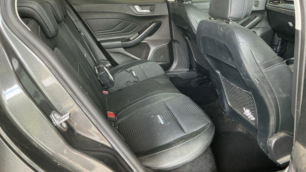 Ford Focus view 3