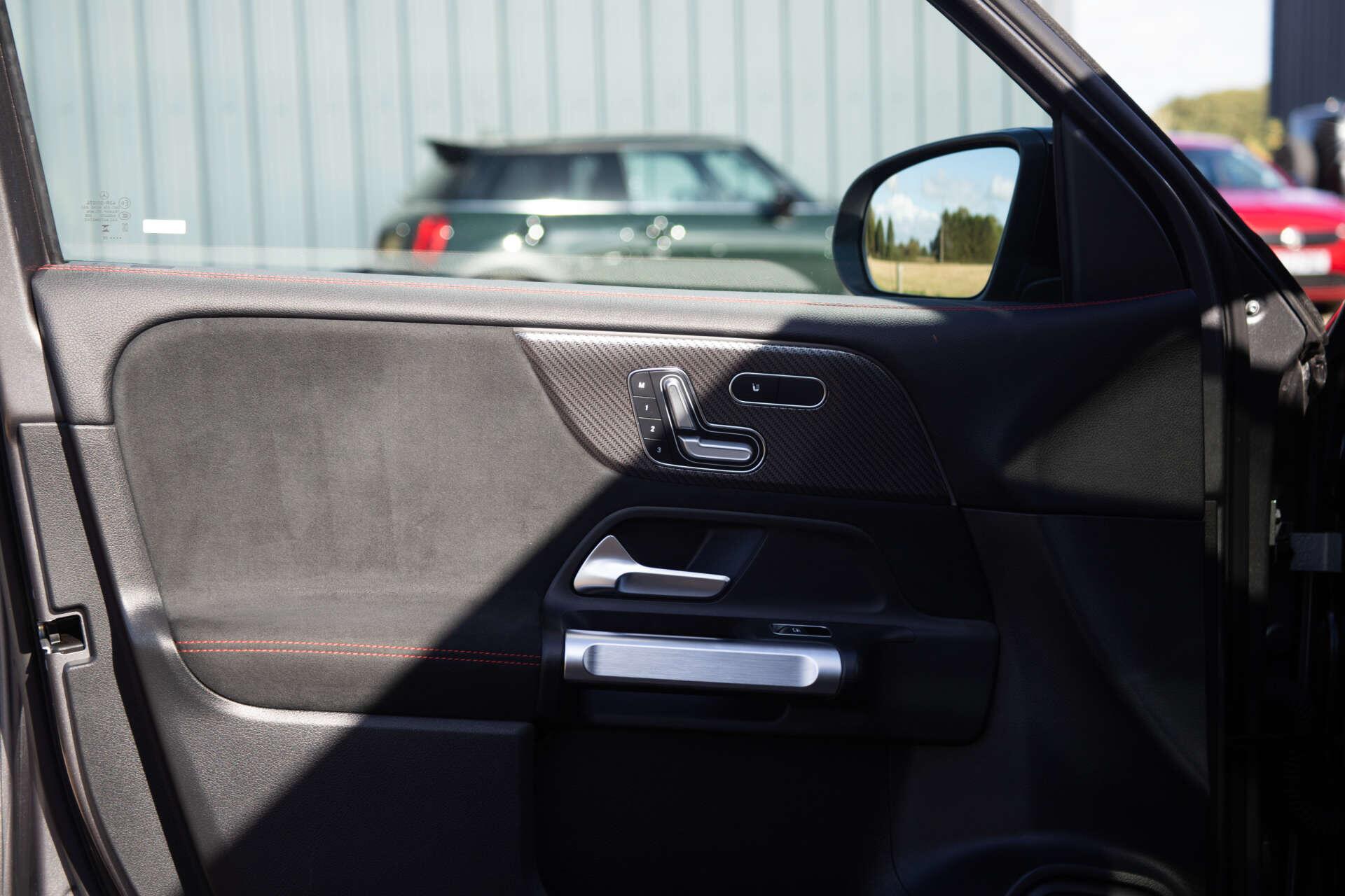 Mercedes-Benz GLB view 32