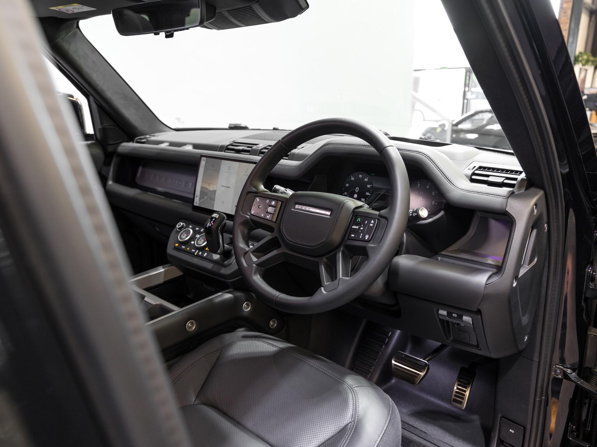 Land Rover Defender 110 view 22