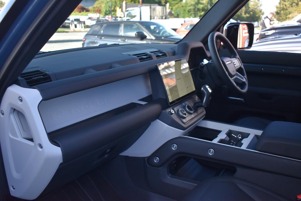 Land Rover Defender view 35