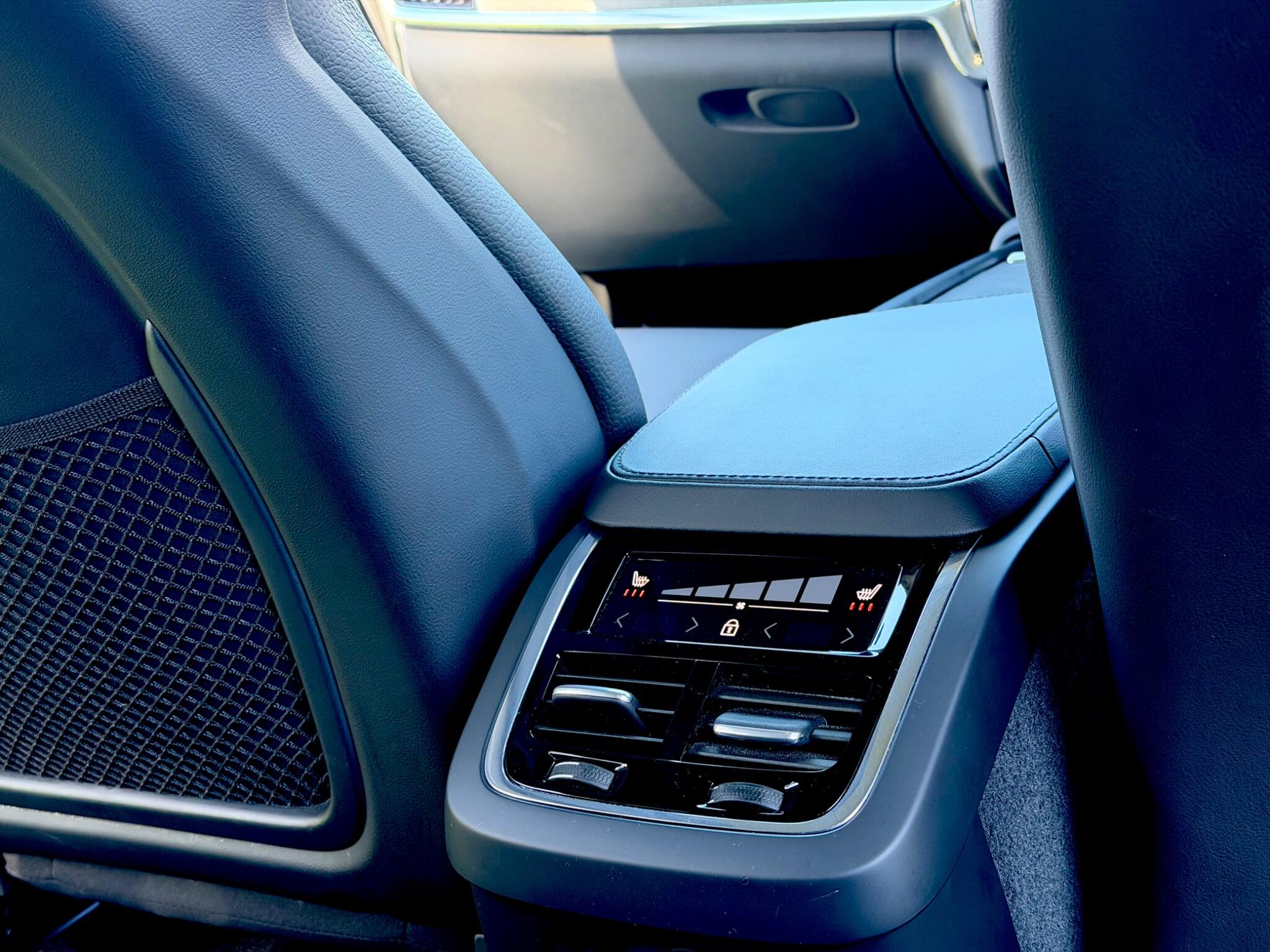 Volvo V90 Cross Country view 23