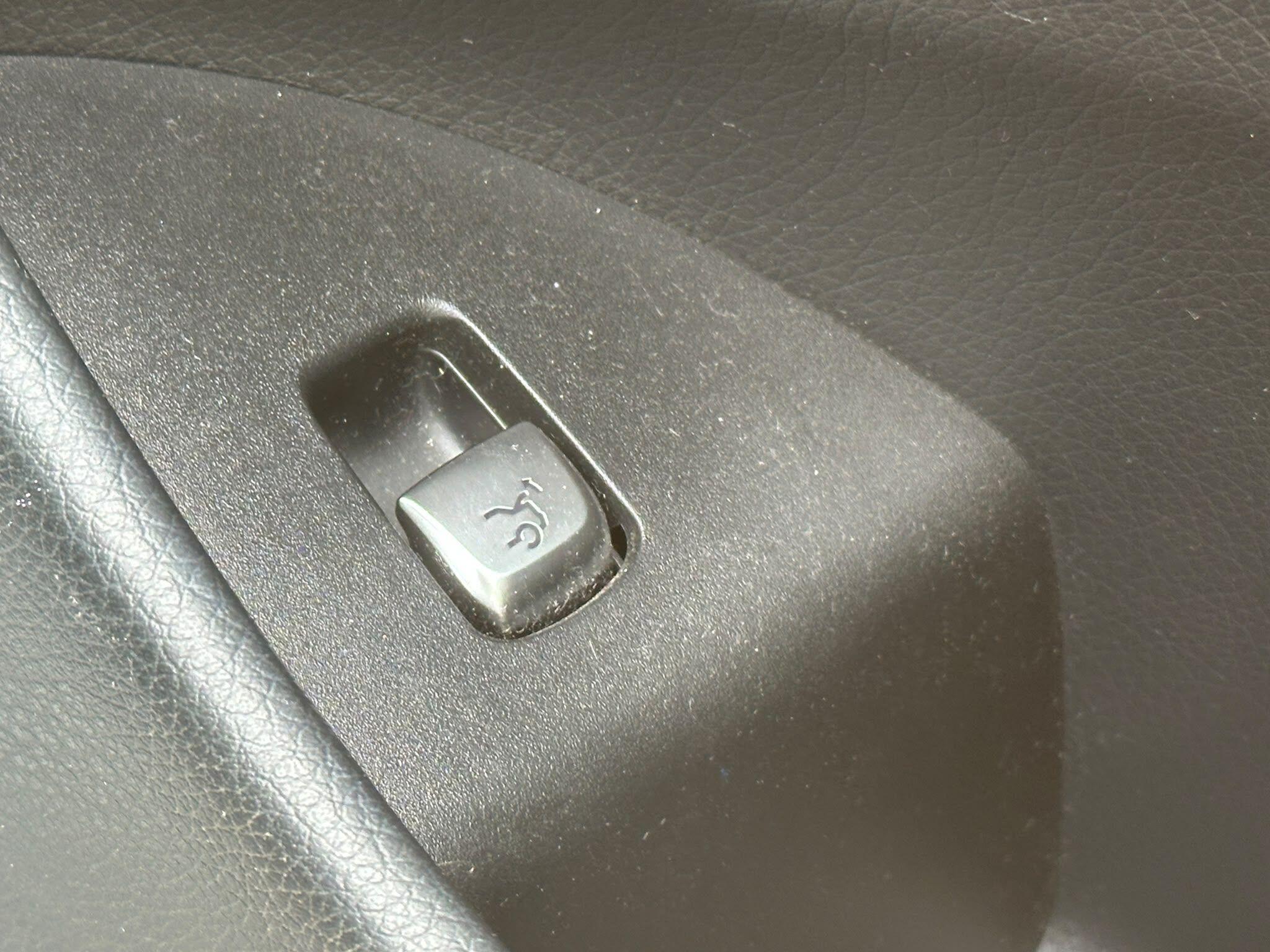 Mercedes-Benz E Class view 36