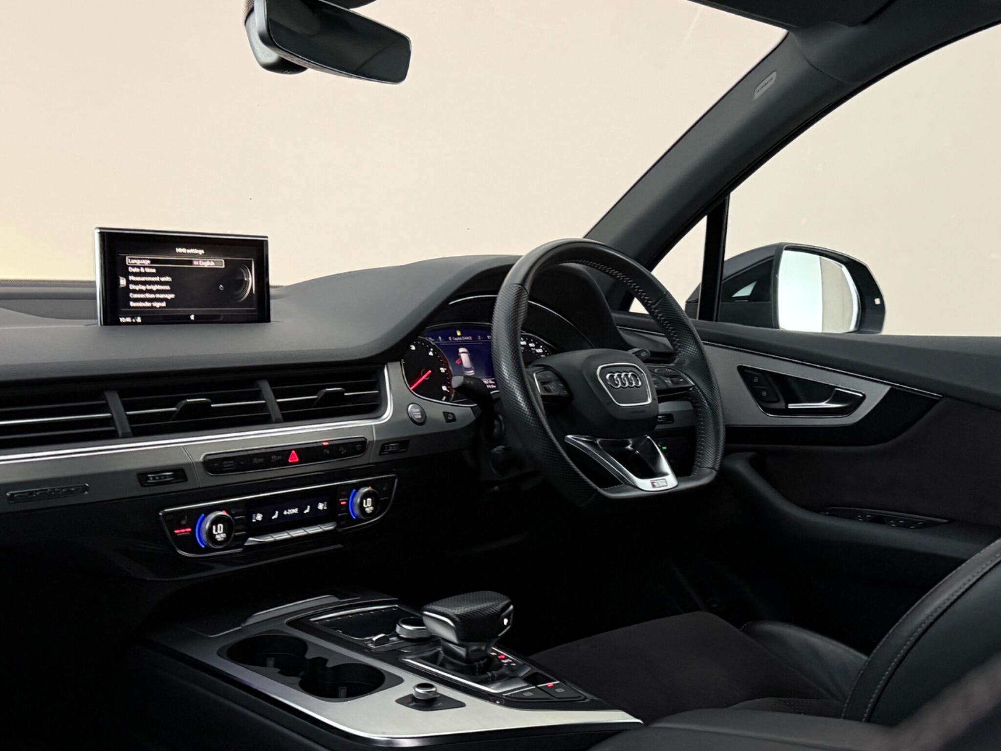 Audi Q7 view 4