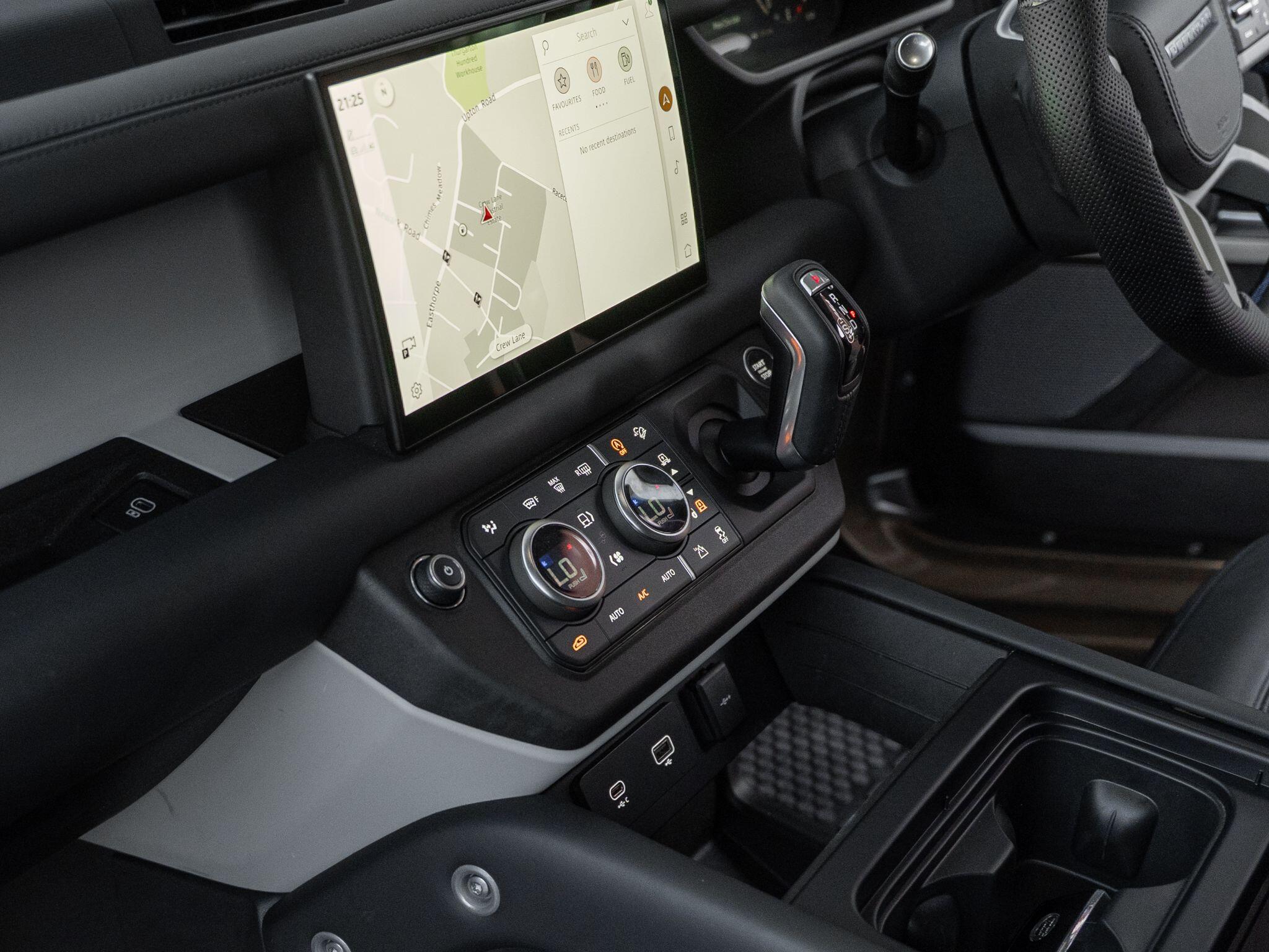 Land Rover Defender 90 view 51