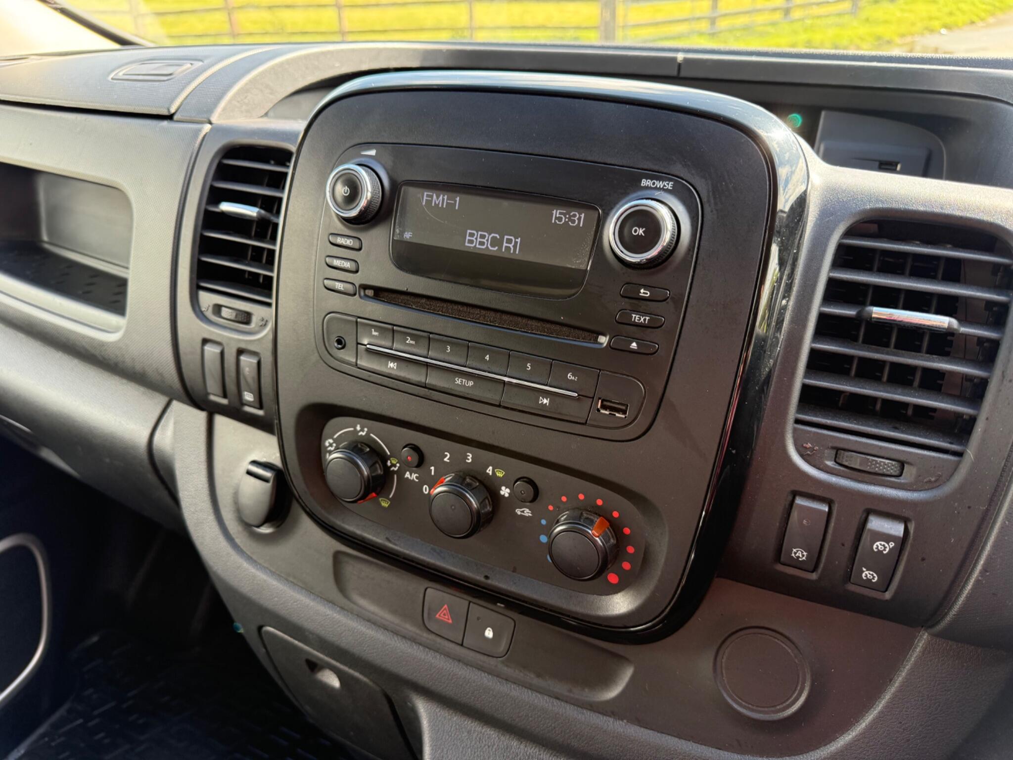 Vauxhall Vivaro 1.6 CDTi 2900 BiTurbo Sportive L1 H1 Euro 6 (s/s) 5dr — photo 35 of 98
