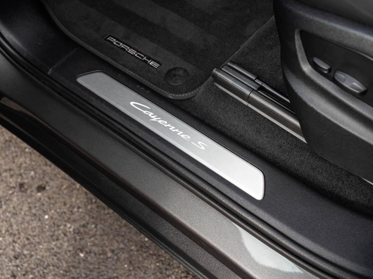 Porsche Cayenne view 31