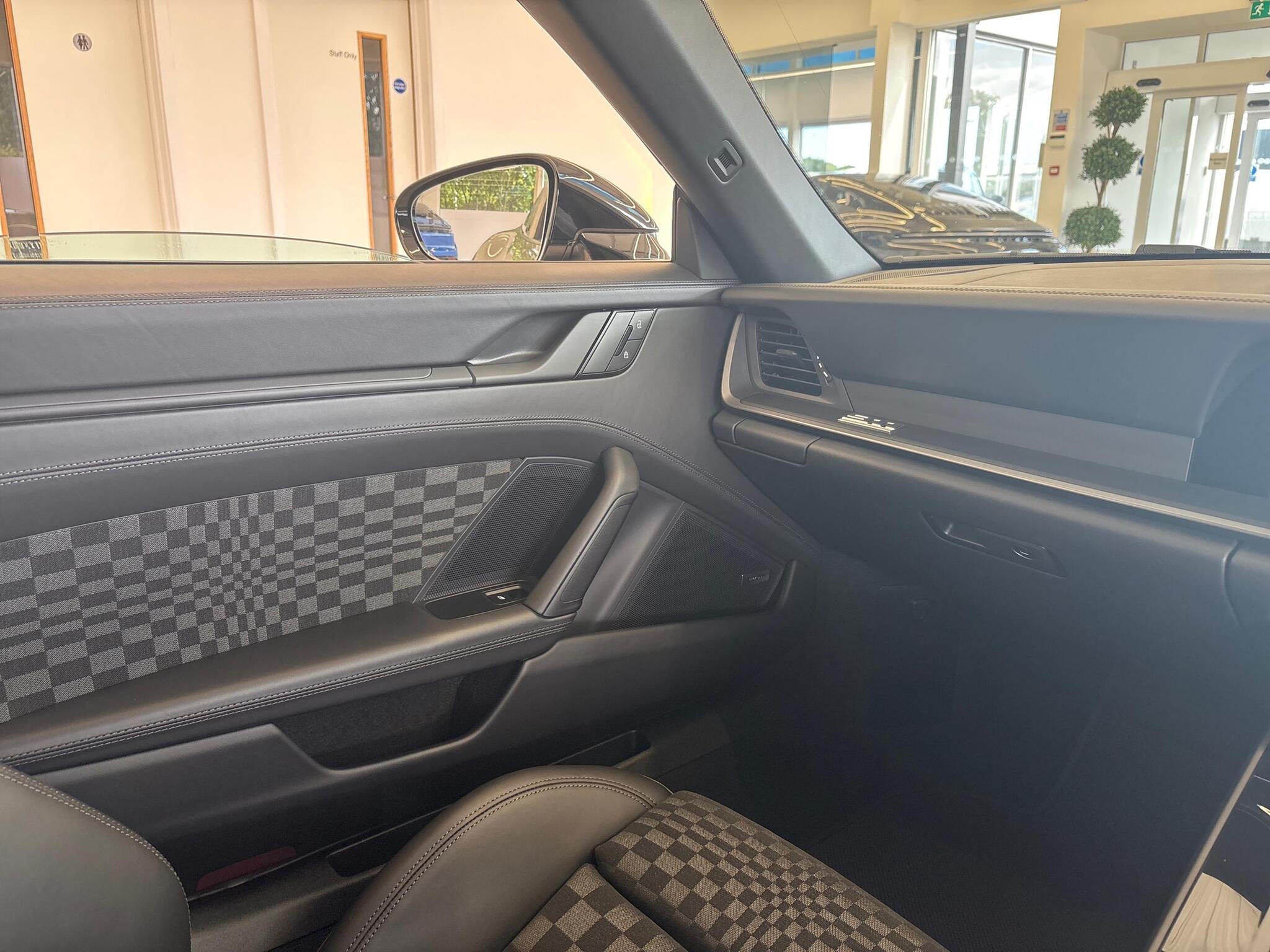 Porsche 911 view 40