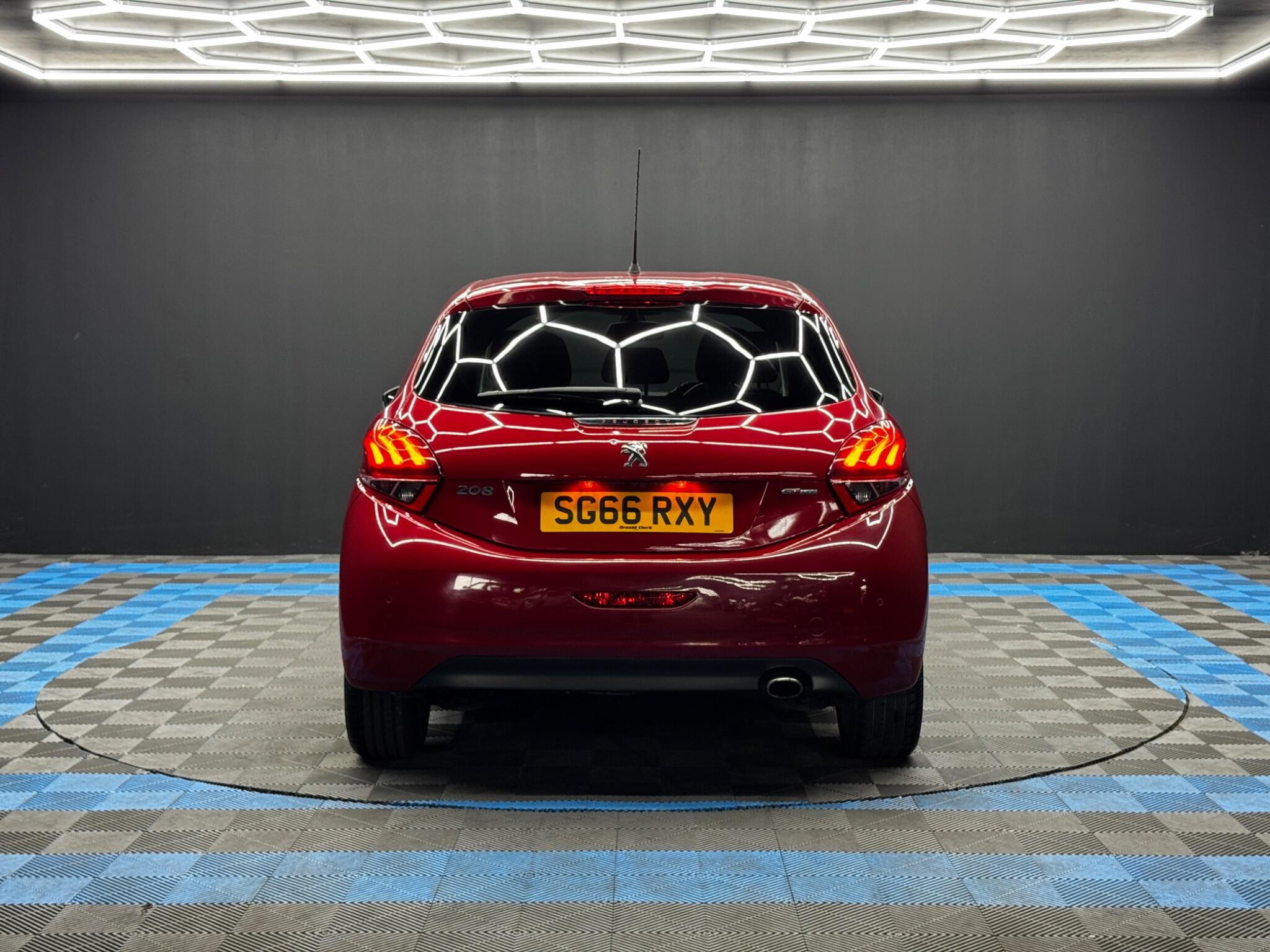 Peugeot 208 view 6