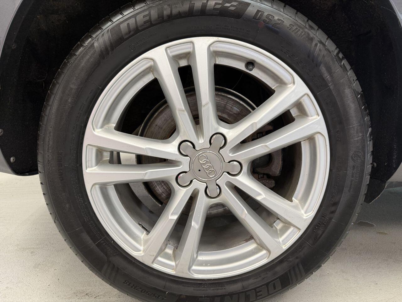 Audi Q3 view 42
