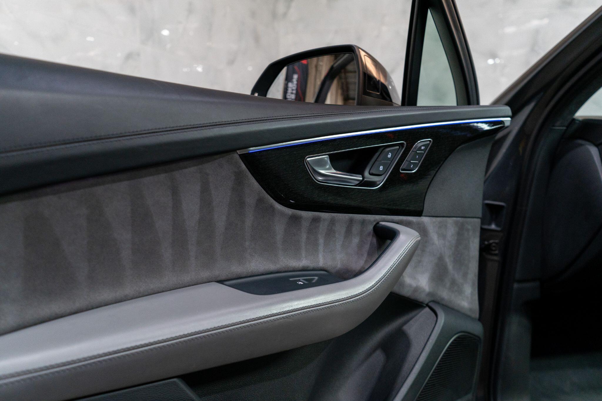 Audi Q7 view 27