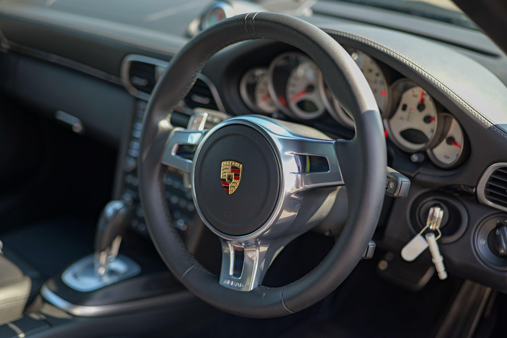 Porsche 911 view 16