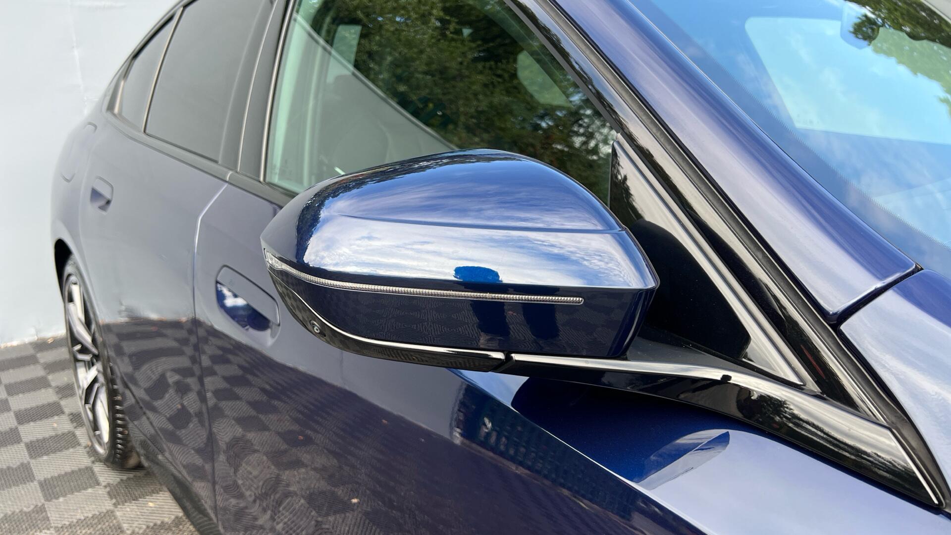 BMW 5 Series view 26
