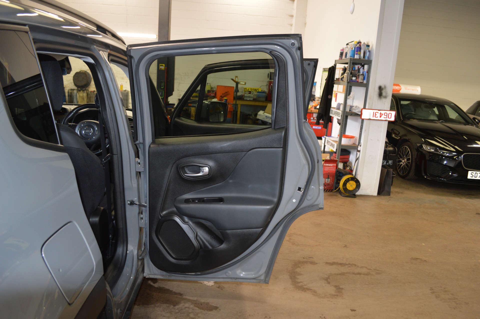 Jeep Renegade view 33