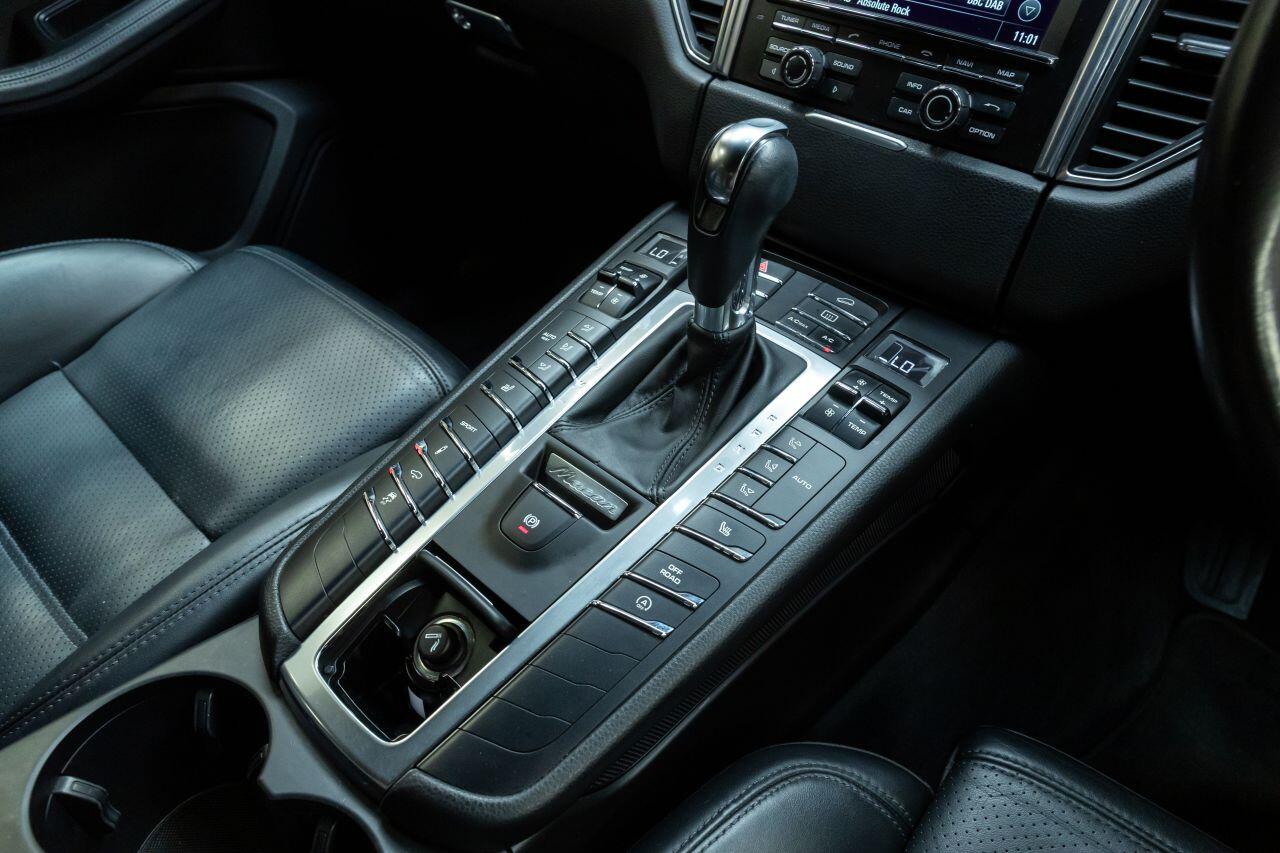 Porsche Macan view 33
