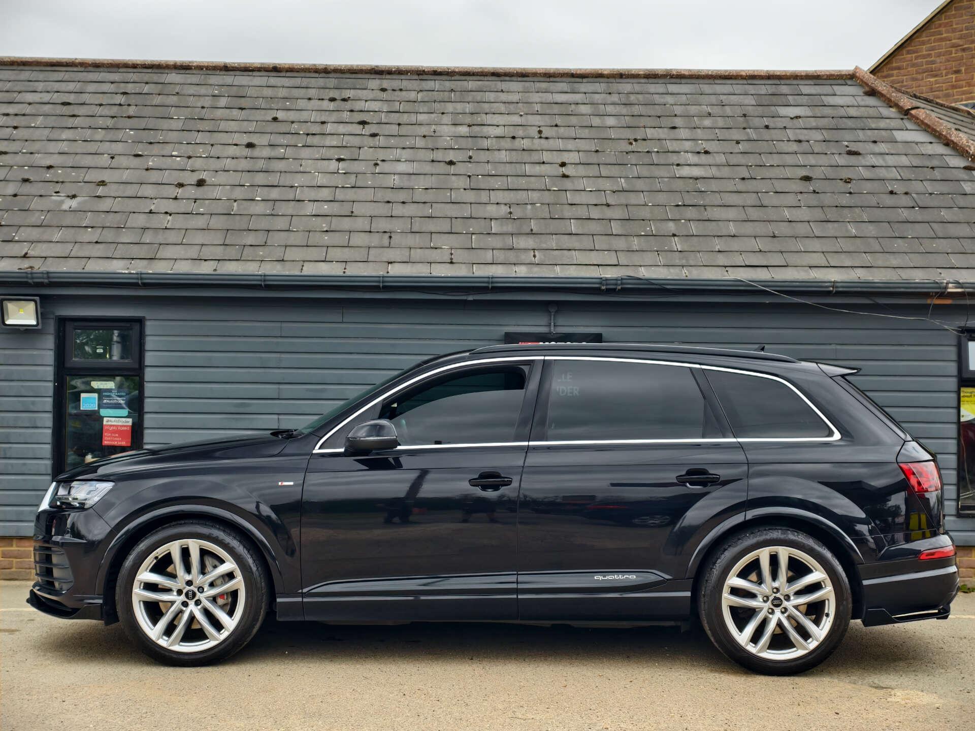 Audi Q7 view 10
