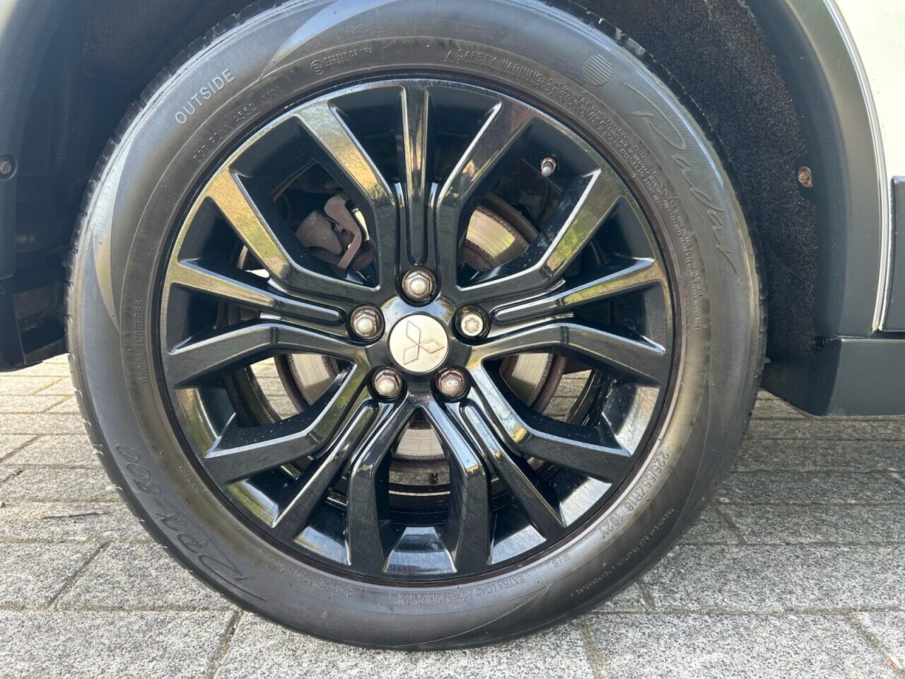 Mitsubishi Outlander view 4