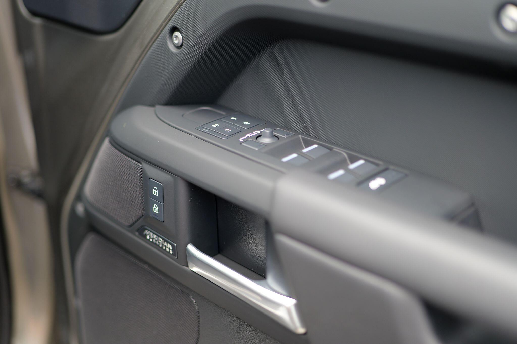 Land Rover Defender view 32