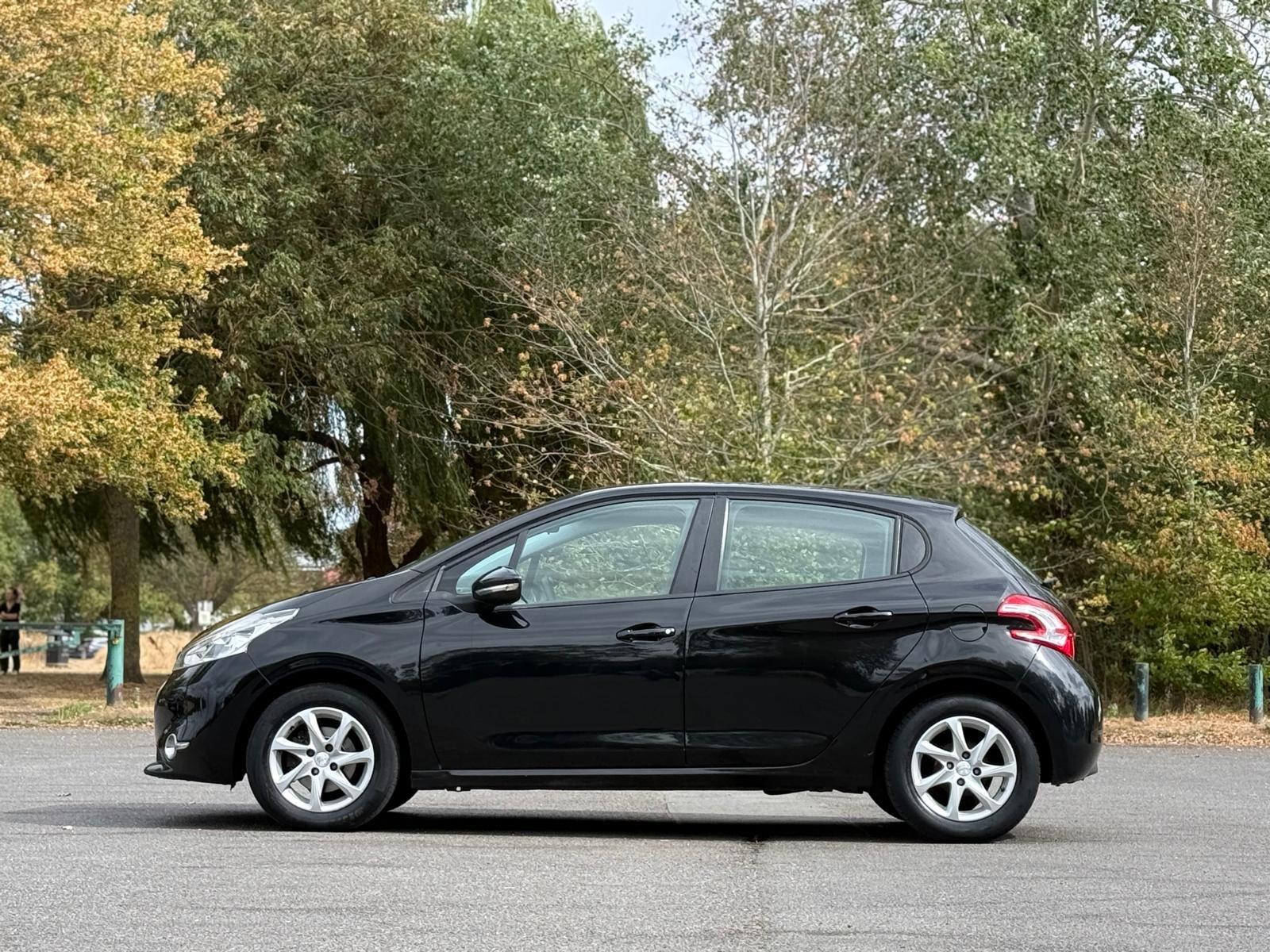 Peugeot 208 view 10