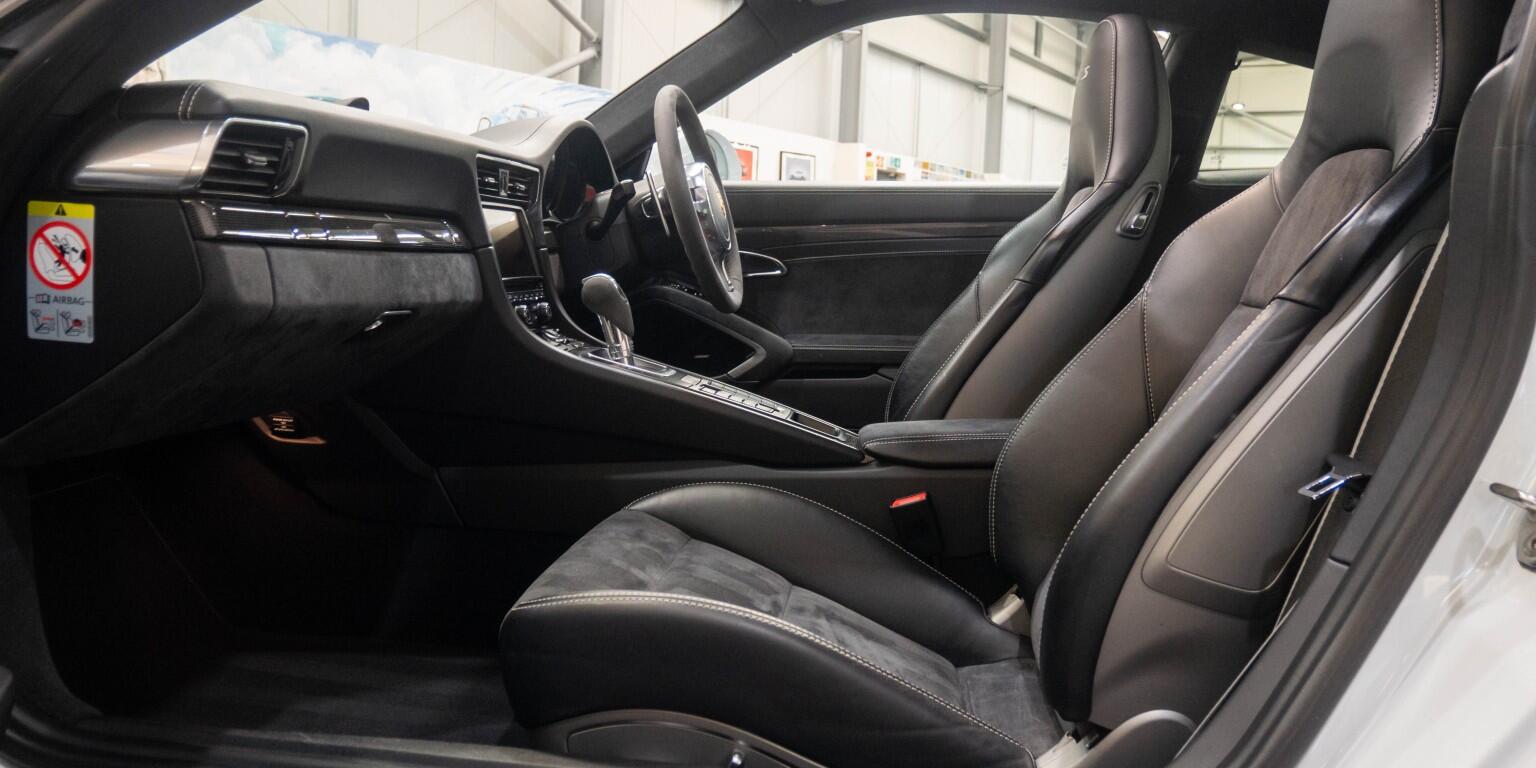 Porsche 911 view 18