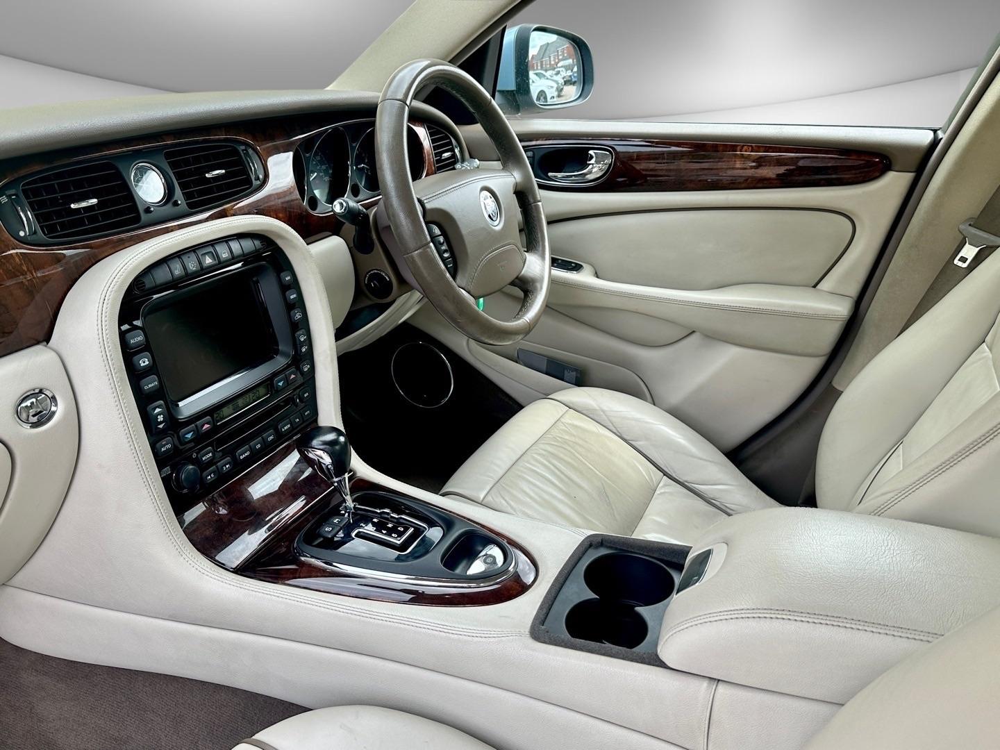 Jaguar XJ view 12