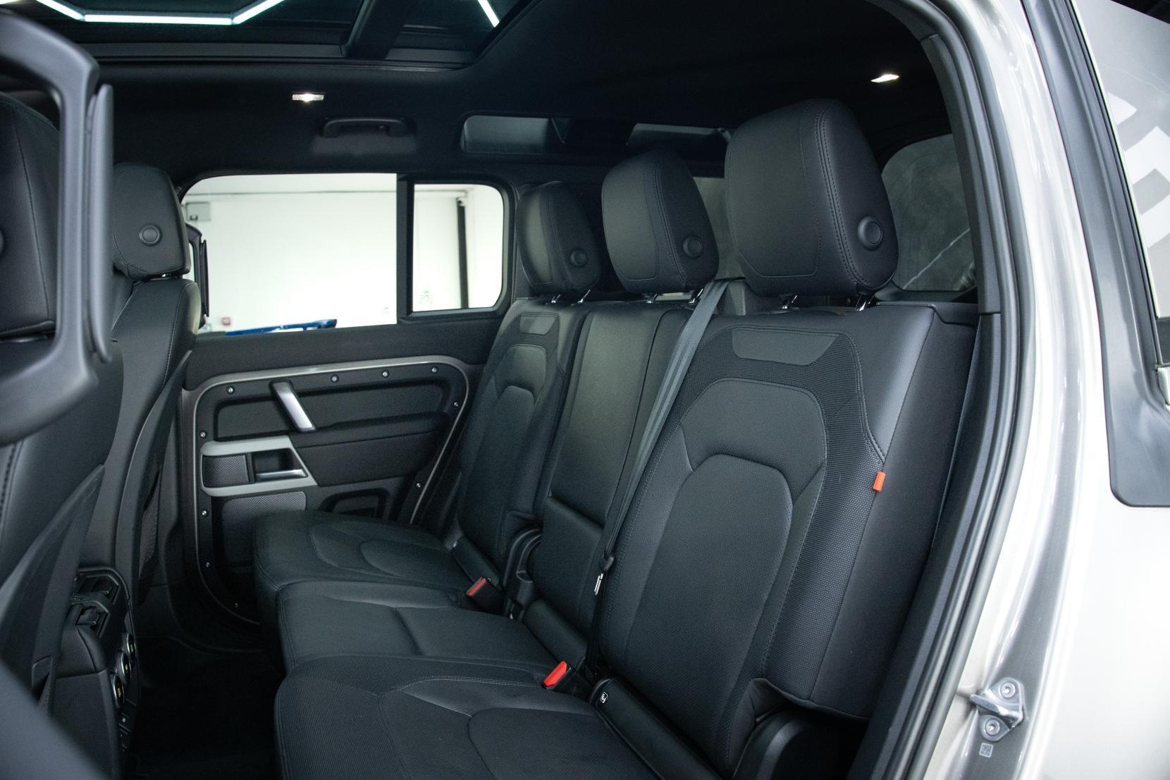 Land Rover Defender 110 view 9