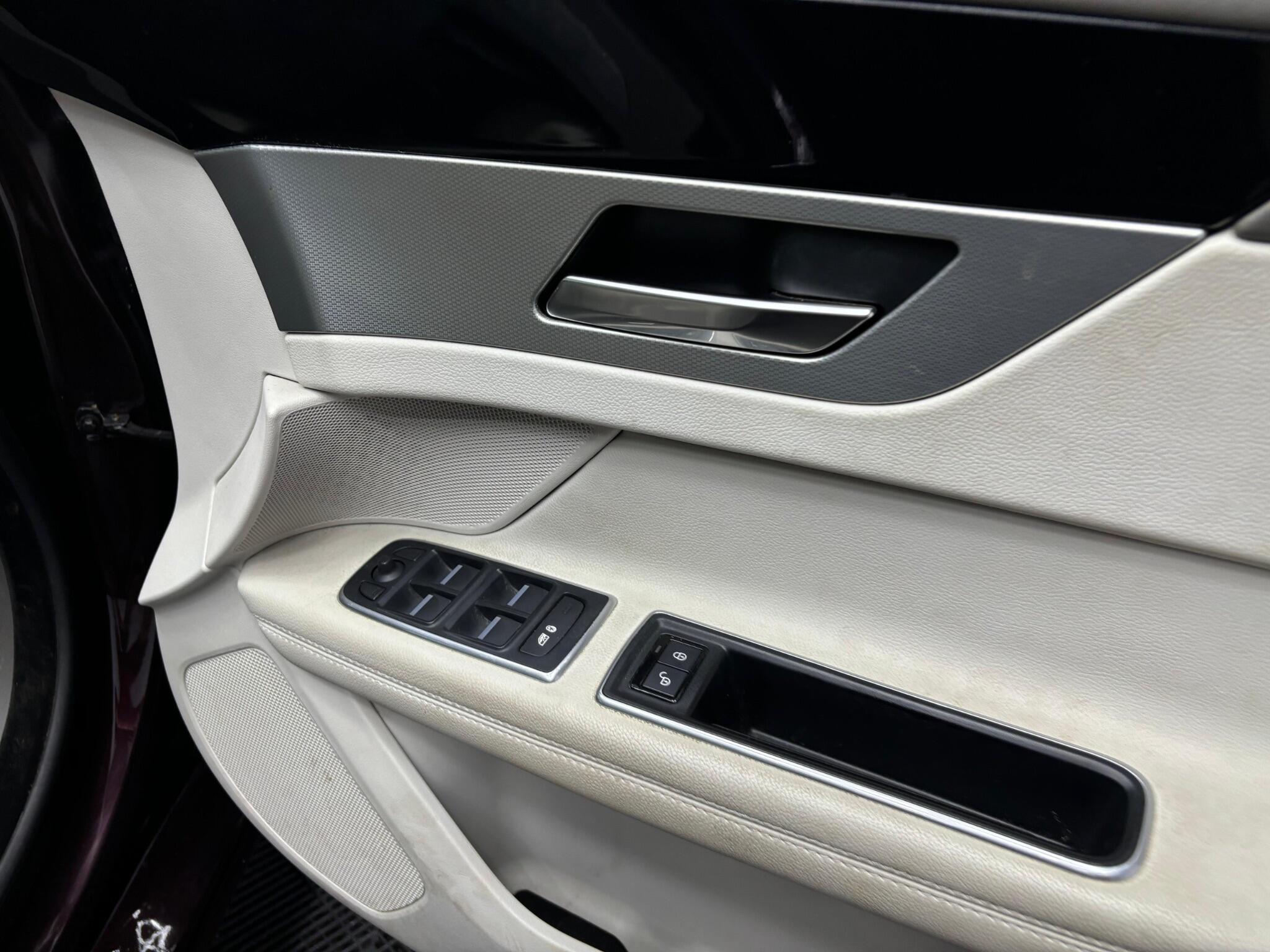 Jaguar XF view 11
