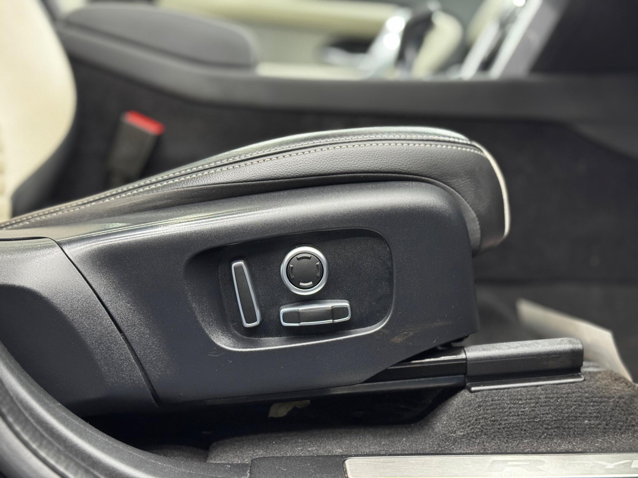 Land Rover Discovery Sport view 44