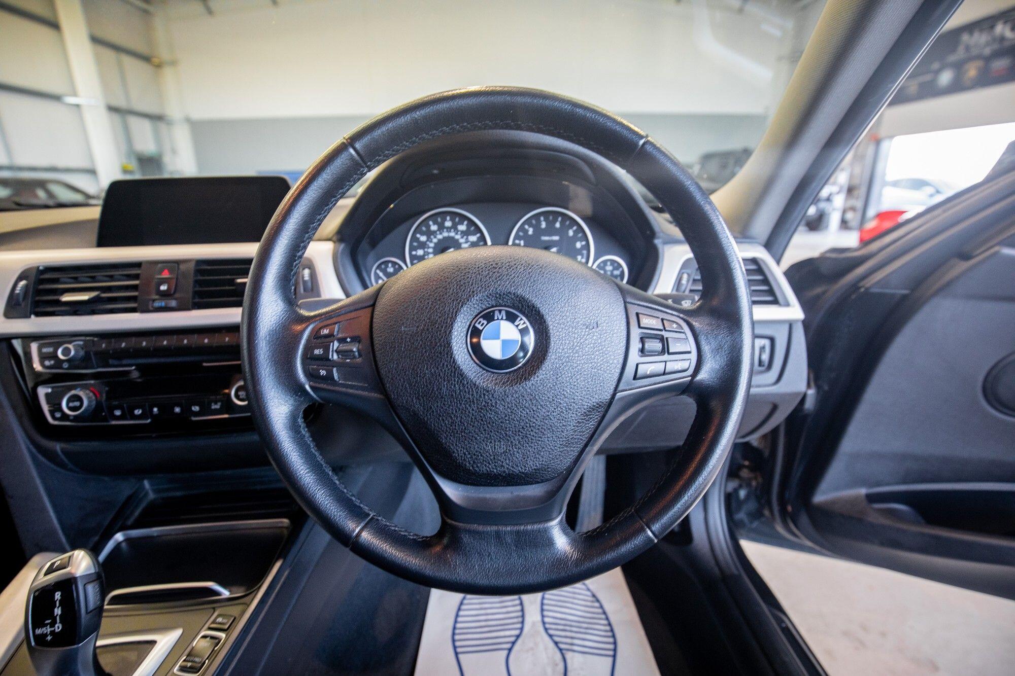 BMW 3 Series view 17